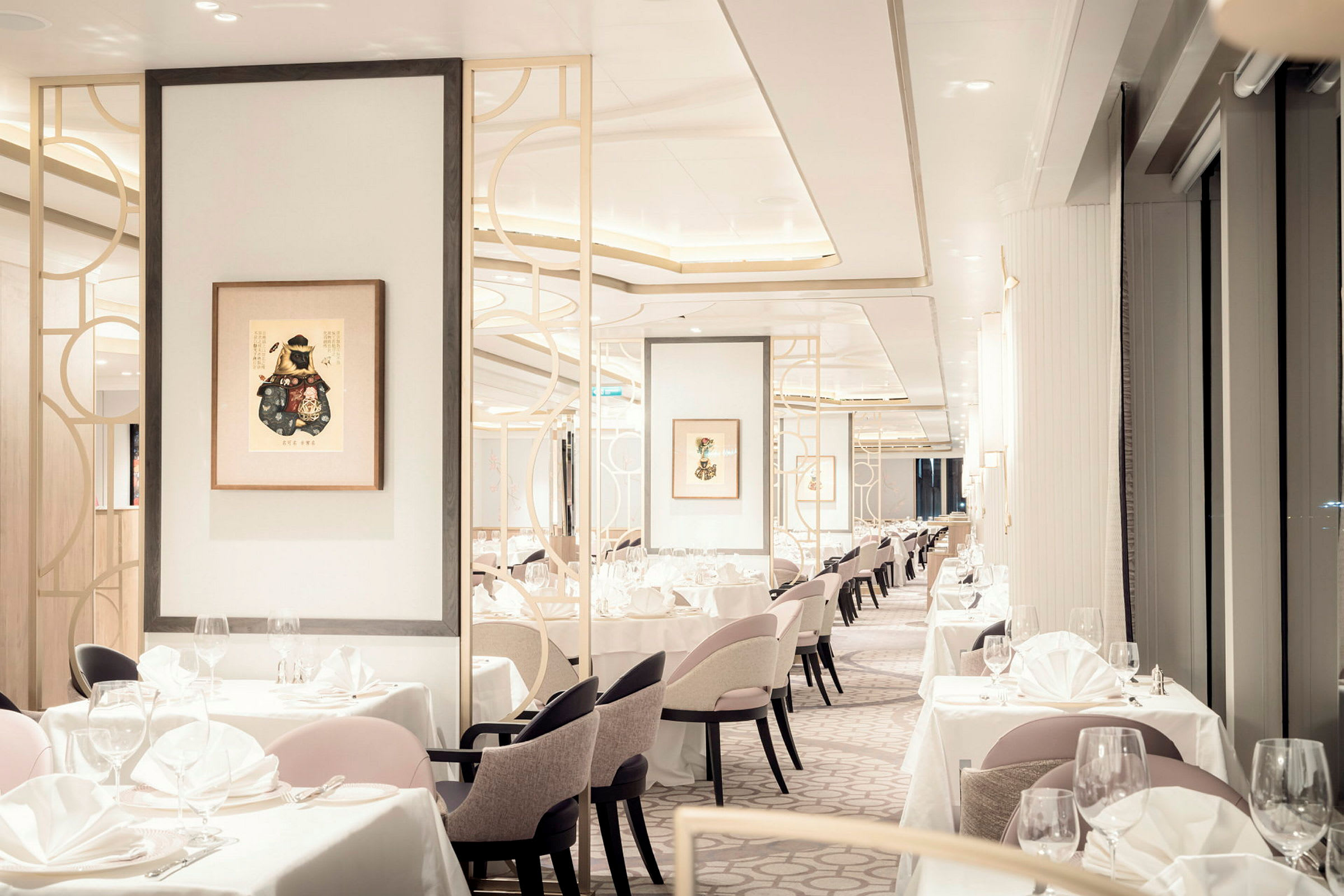 Elegant restaurang med dukade bord och inramad konst på väggarna. (AI-genererad text)