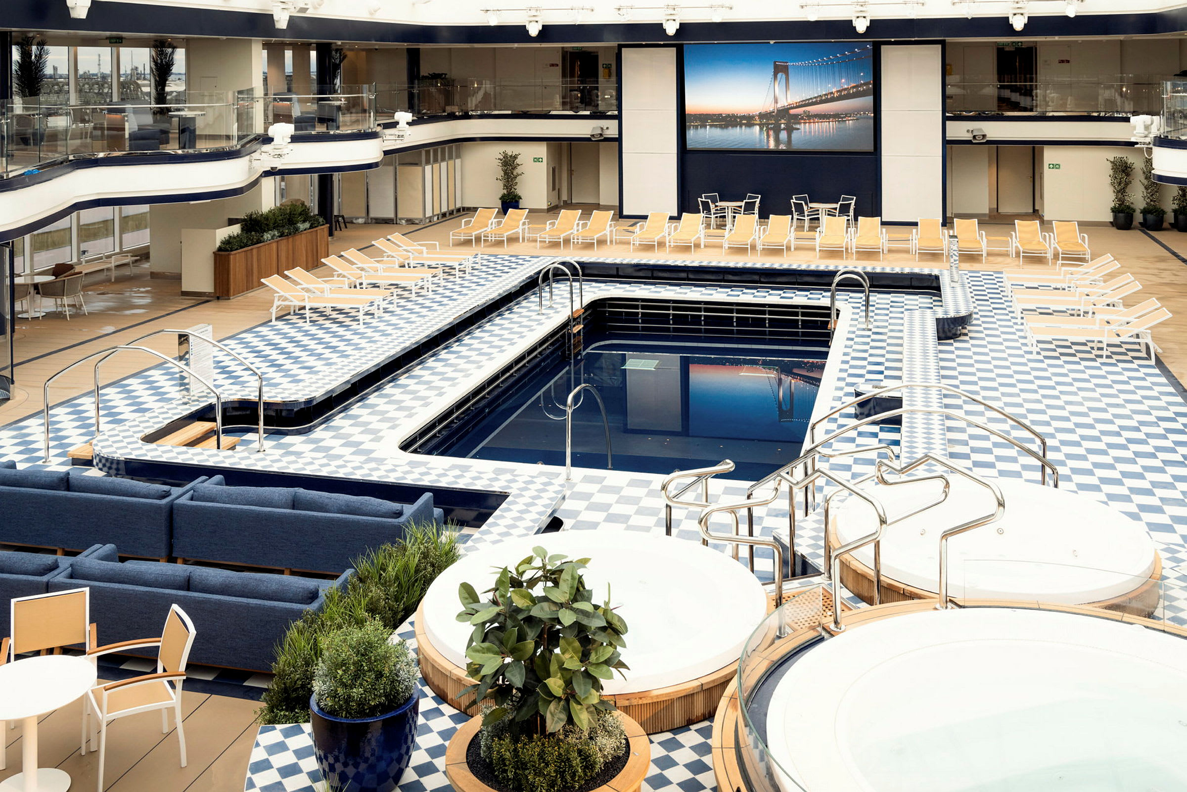 Poolområde med jacuzzi och solstolar. (AI-genererad text)