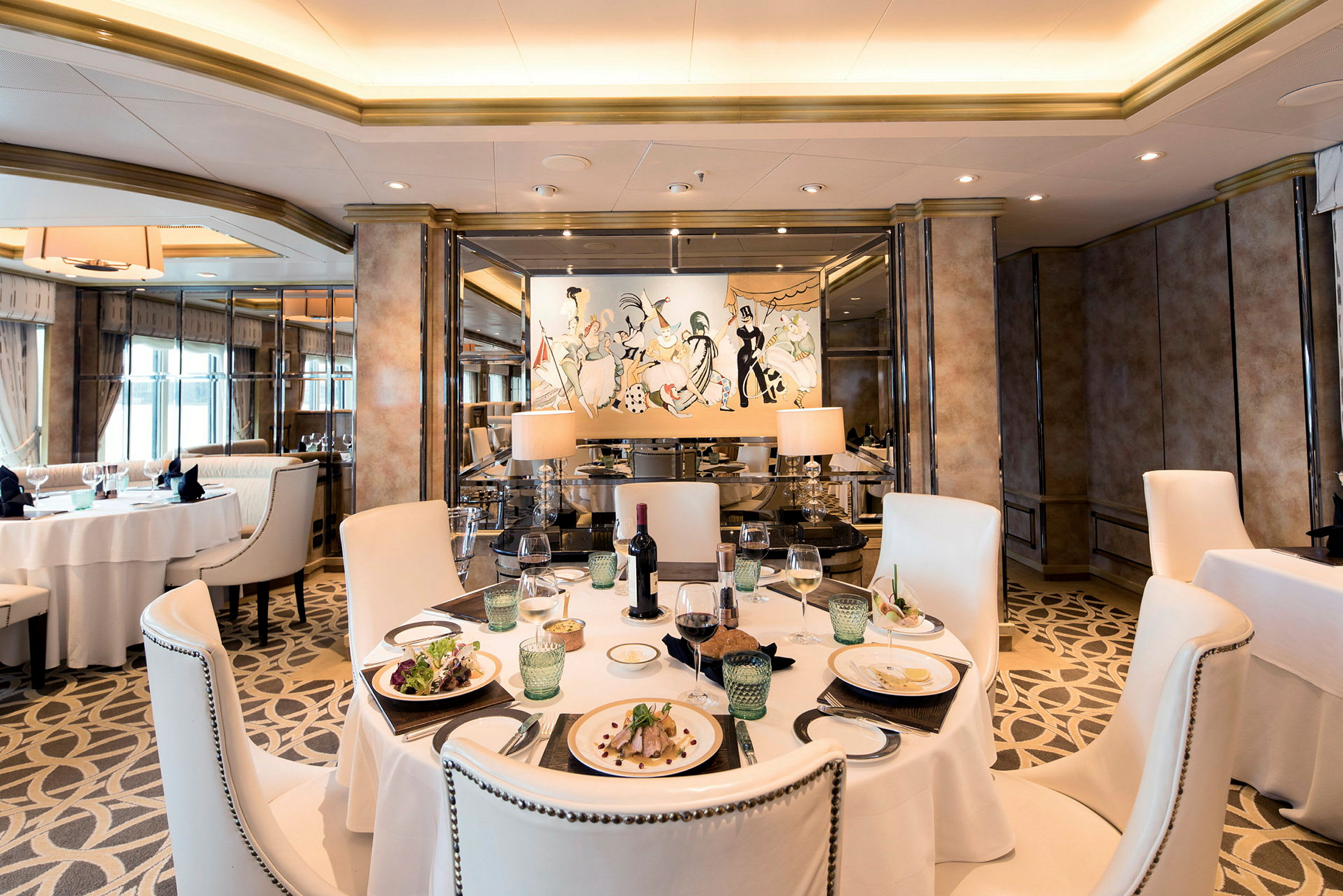 Notera att bilden visar en elegant restaurang med vita stolar och dukar, dekorerad med målningar och subtil belysning. (AI-genererad text)
