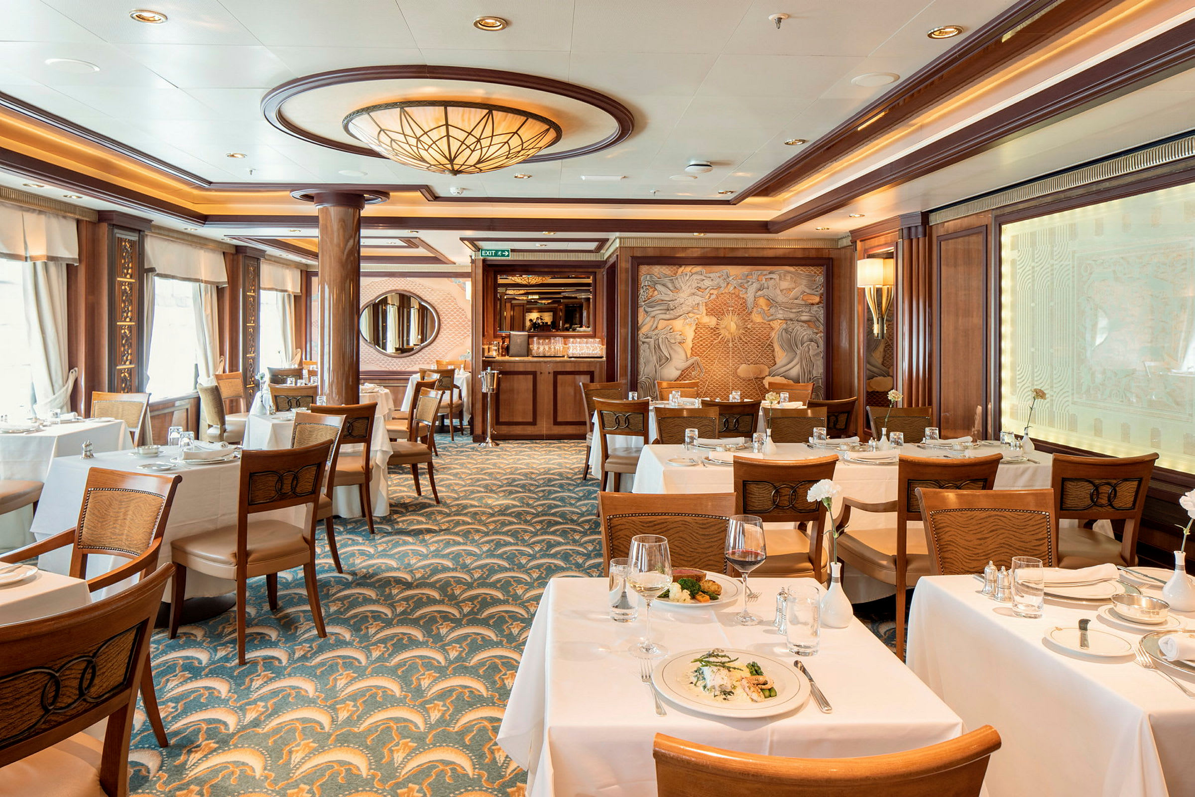 Elegant restaurang med uppdukat bord. (AI-genererad text)