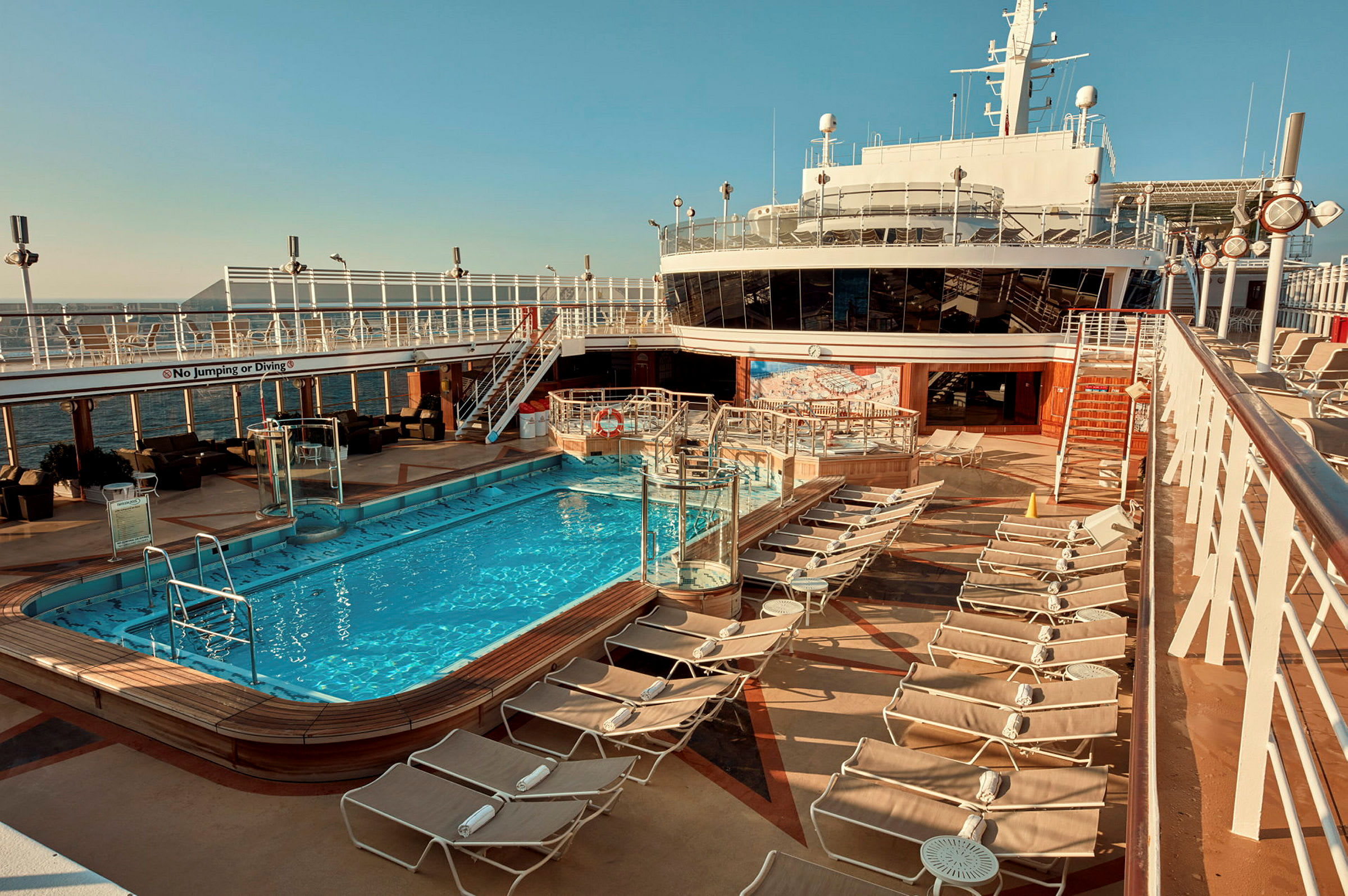 Bild av pooldäck på ett kryssningsfartyg med solsängar och pool. (AI-genererad text)