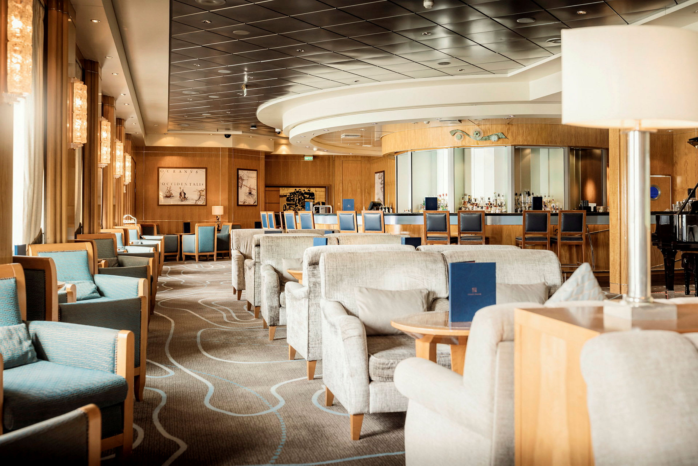 Interiör av en elegant lounge med sittplatser och bar. (AI-genererad text)