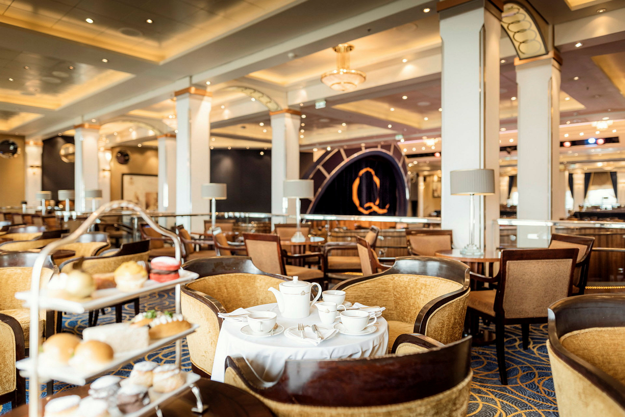 Interiör av en elegant loungemiljö med sittgrupper och serveringsbord. (AI-genererad text)