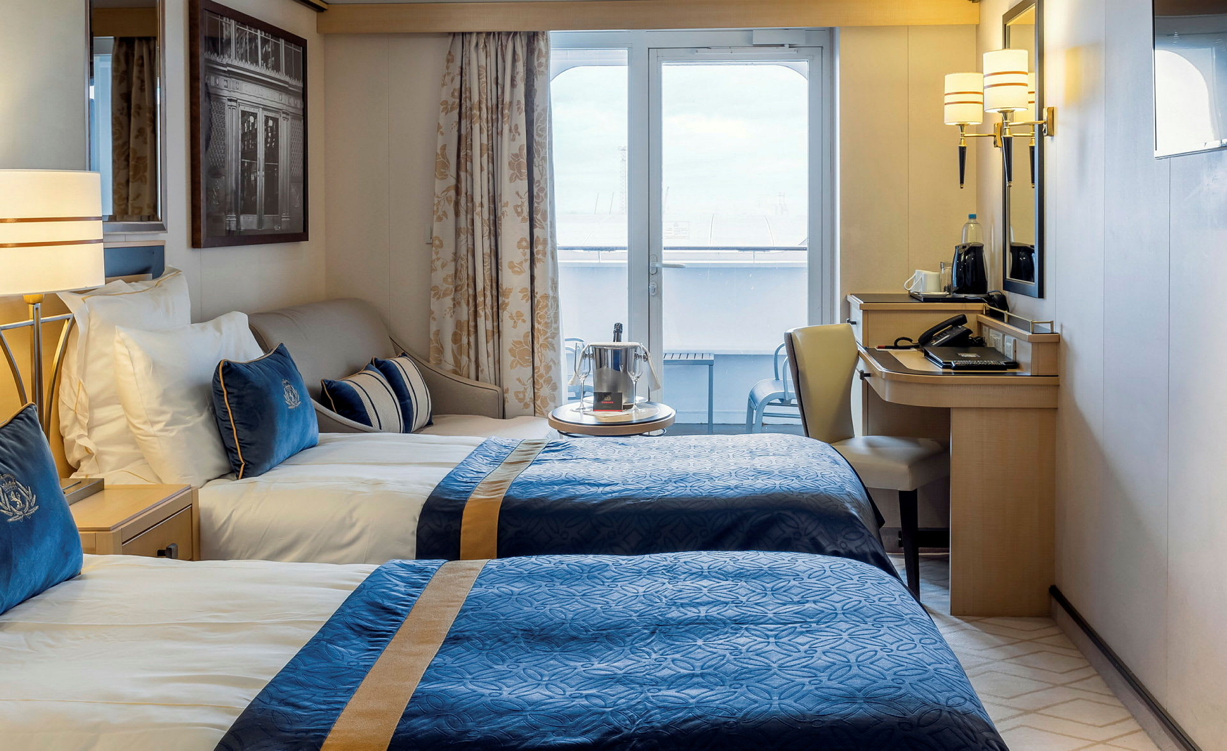 Ett hotellrum med två enkelsängar, skrivbord och balkong. (AI-genererad text)