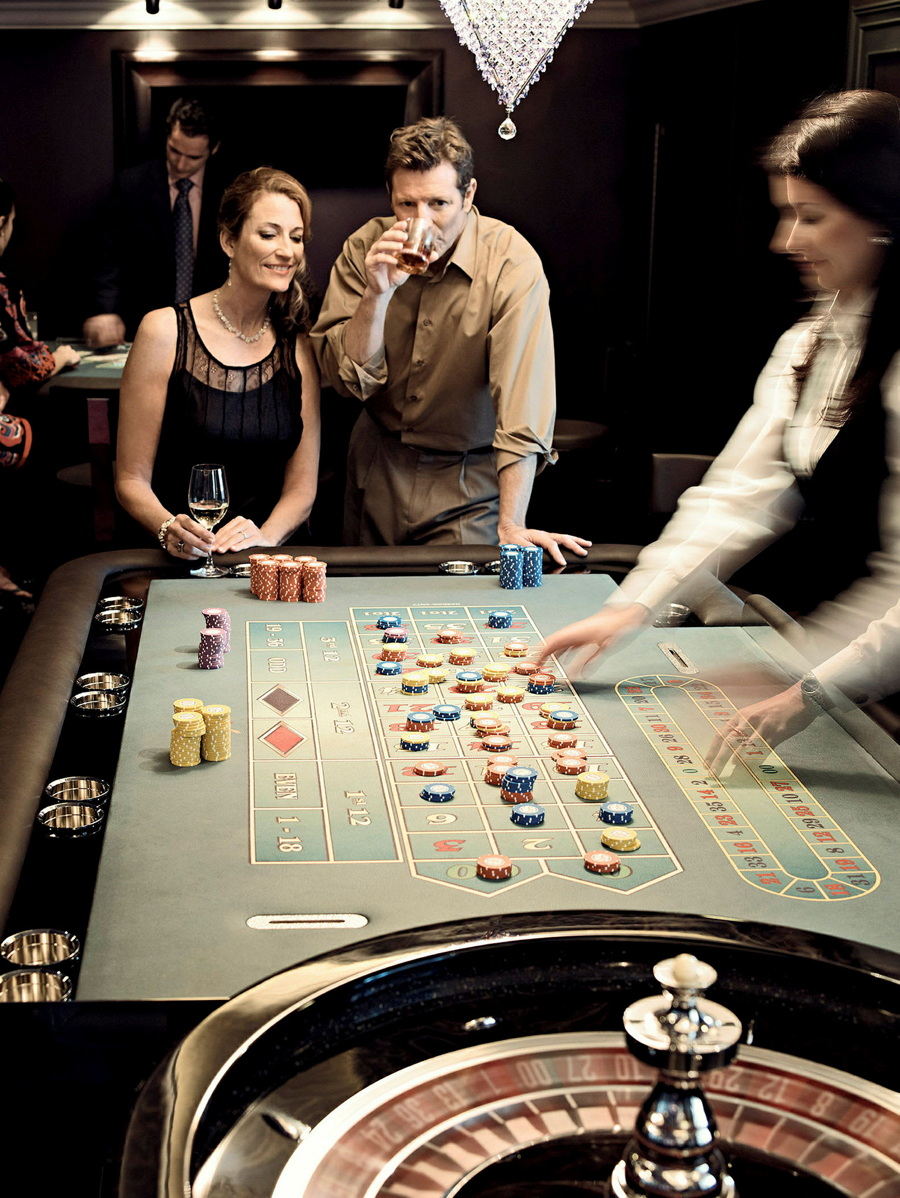 En scen från ett kasino med ett spelbord och roulette. (AI-genererad text)