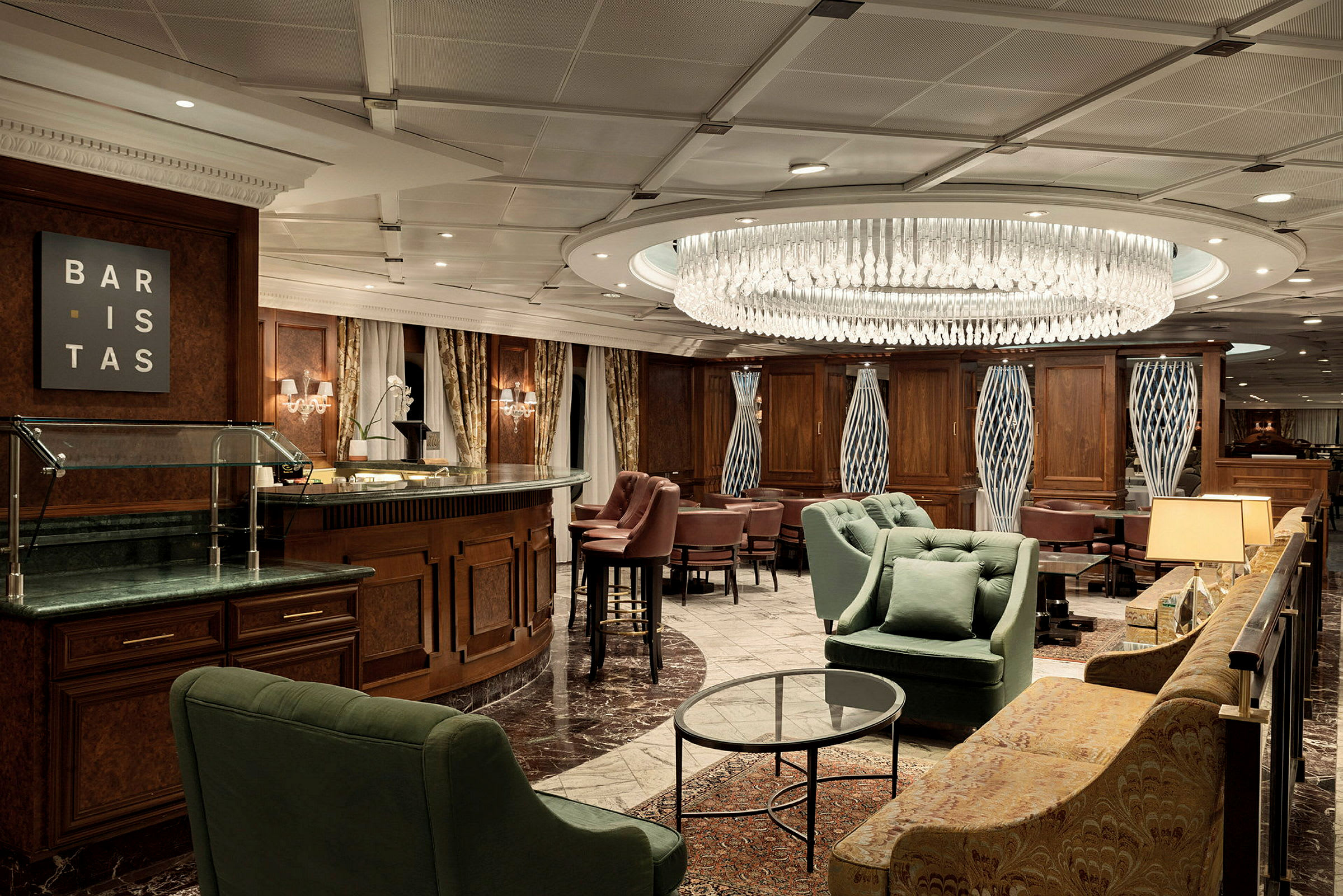 Elegant lounge med soffor, bord och en stor kristallkrona. (AI-genererad text)