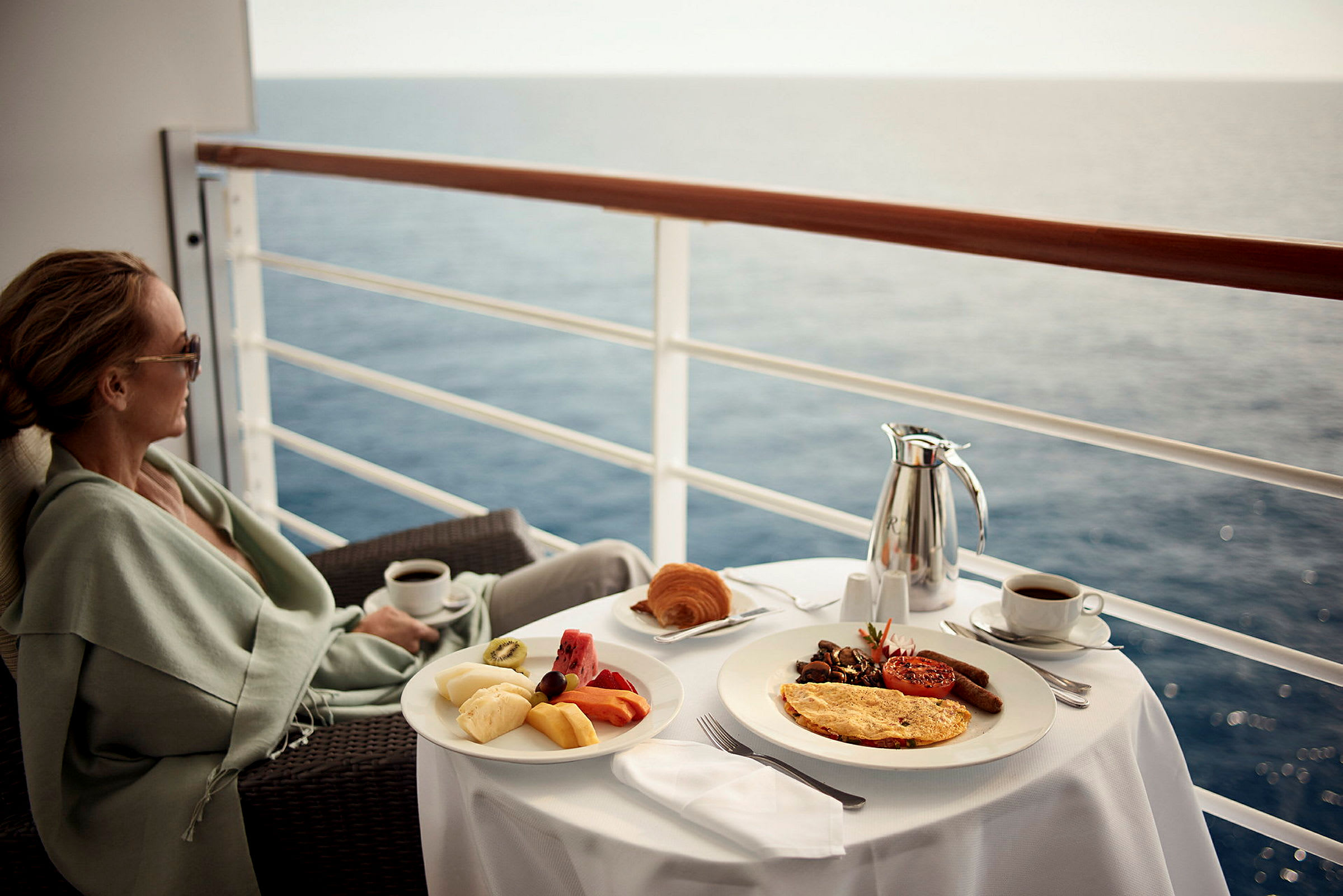 En frukost serveras på ett bord på en balkong med havsutsikt. (AI-genererad text)