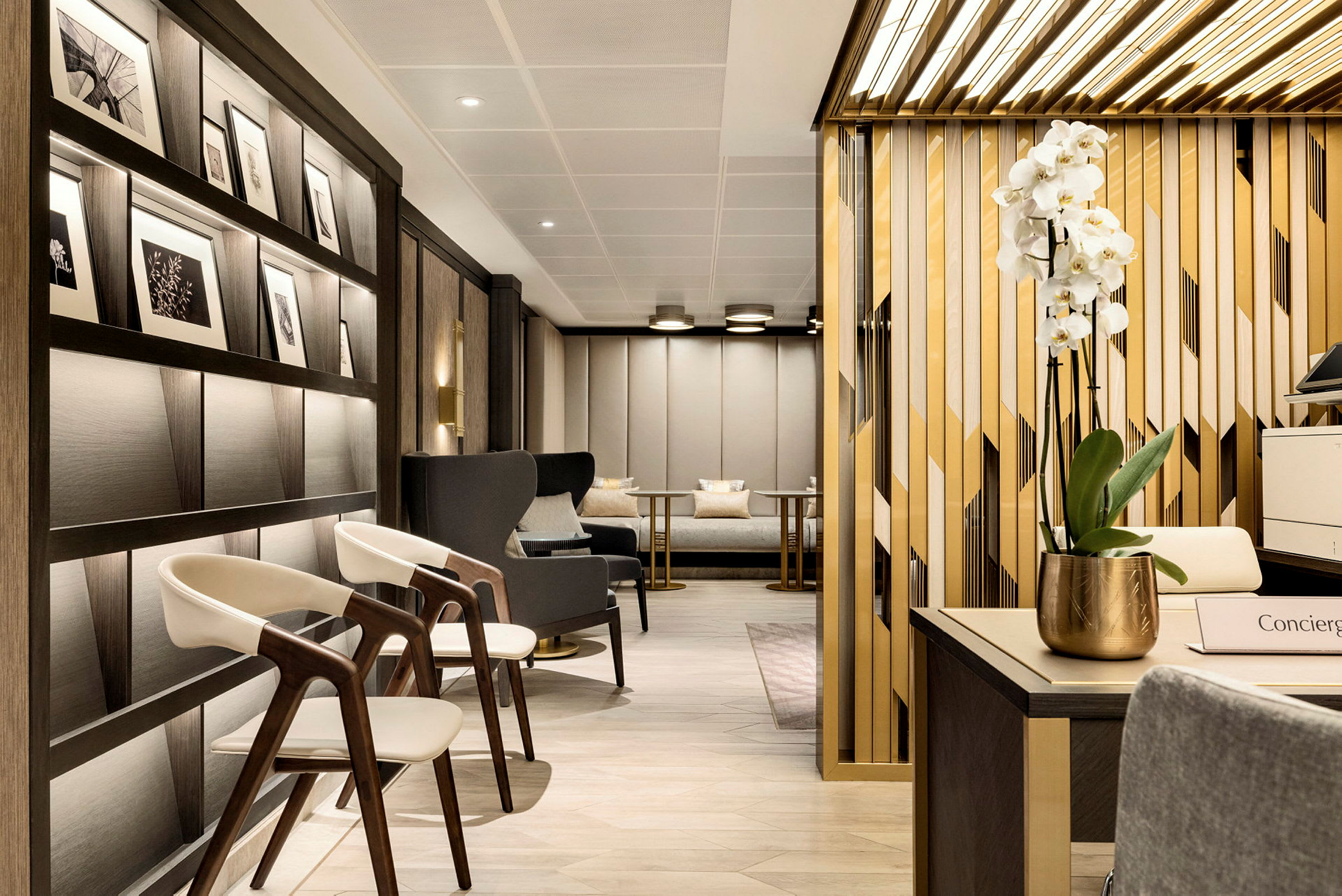 Ett elegant loungeområde med stolar, en blomdekoration och moderna inredningsdetaljer. (AI-genererad text)