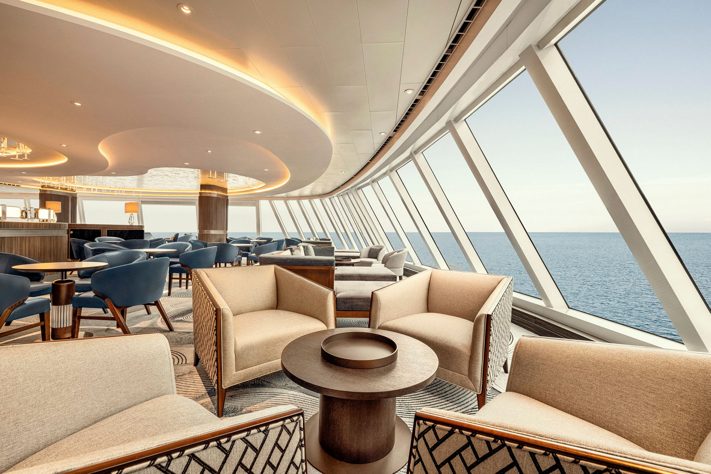 Elegant lounge med stora fönster med havsutsikt. (AI-genererad text)