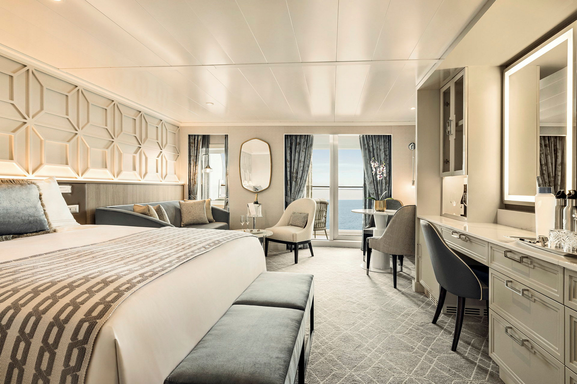 Elegant hotellrum med dubbelsäng, sittgrupp och havsutsikt. (AI-genererad text)