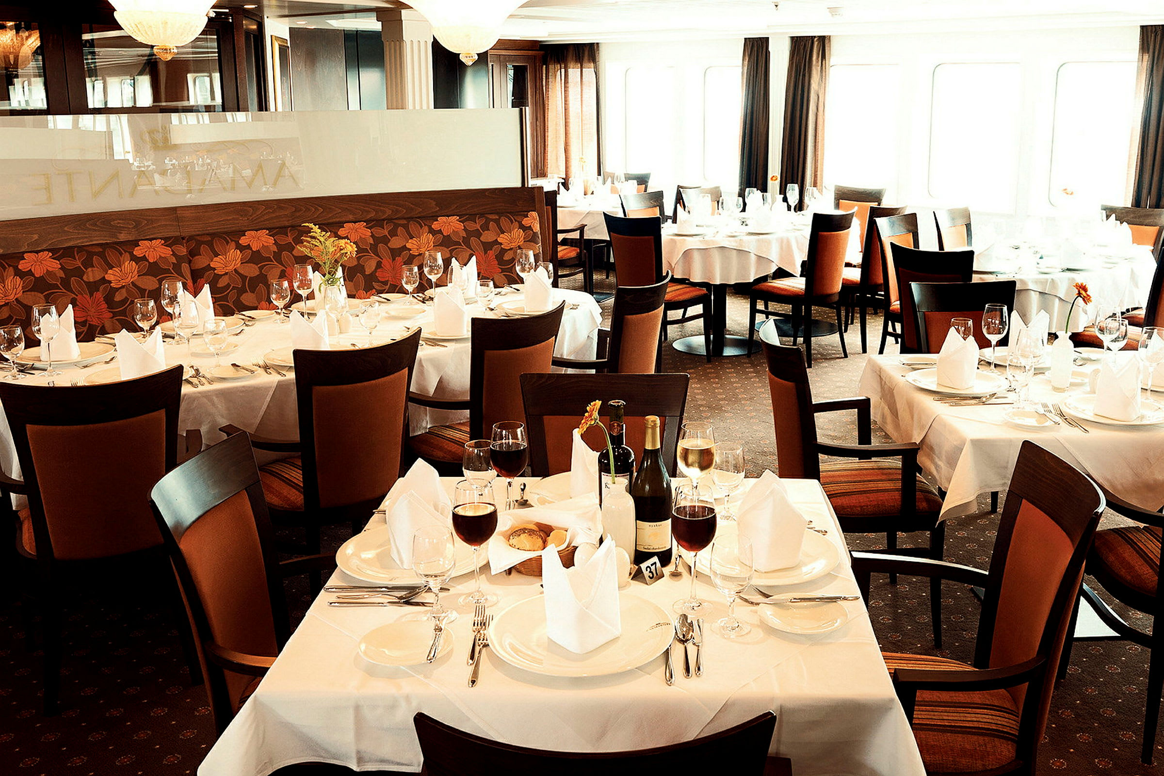 Elegant restaurang med dukade bord och stolar. (AI-genererad text)