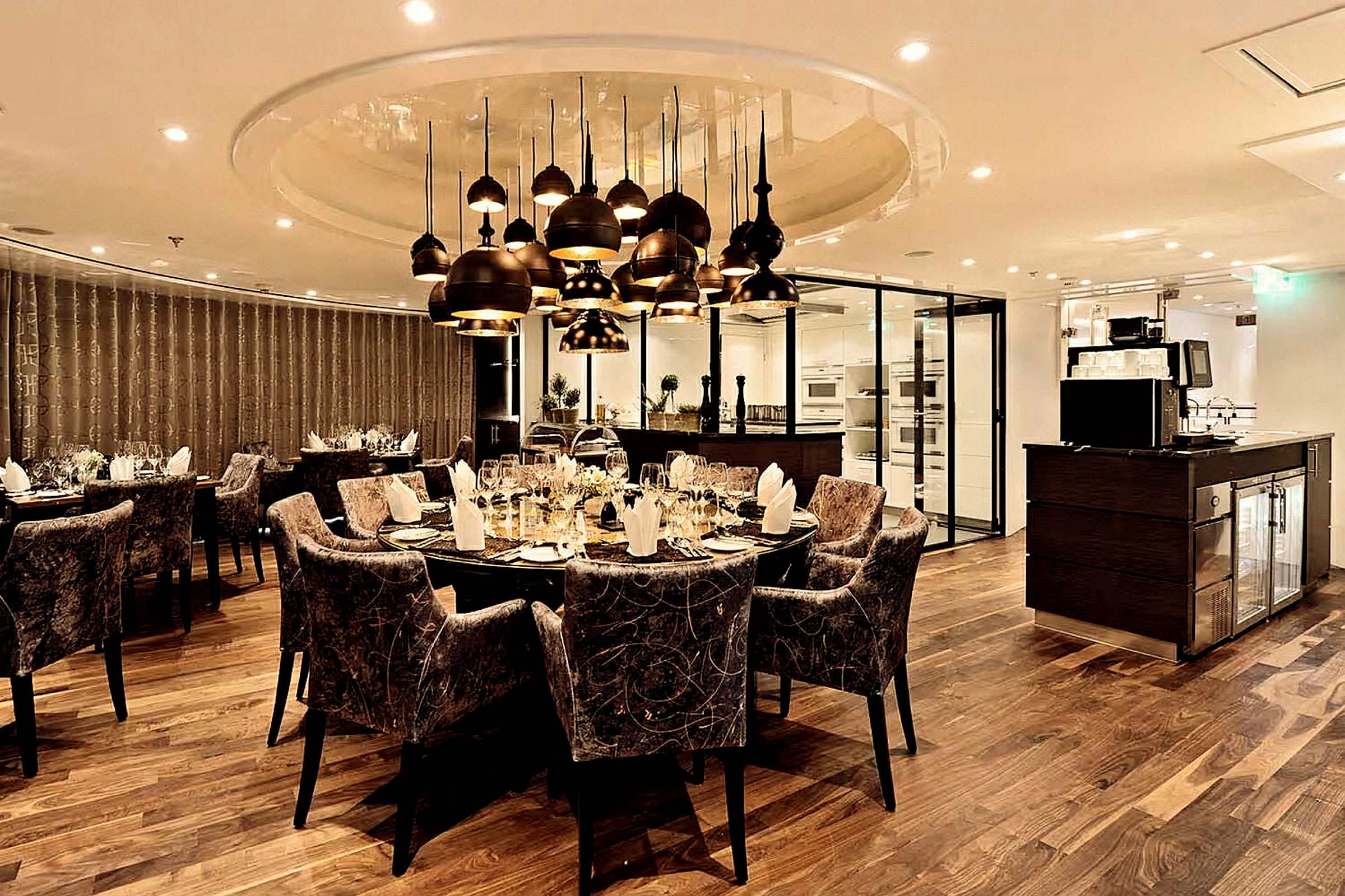 En elegant restaurang med dukade bord och stolar på ett trägolv. (AI-genererad text)