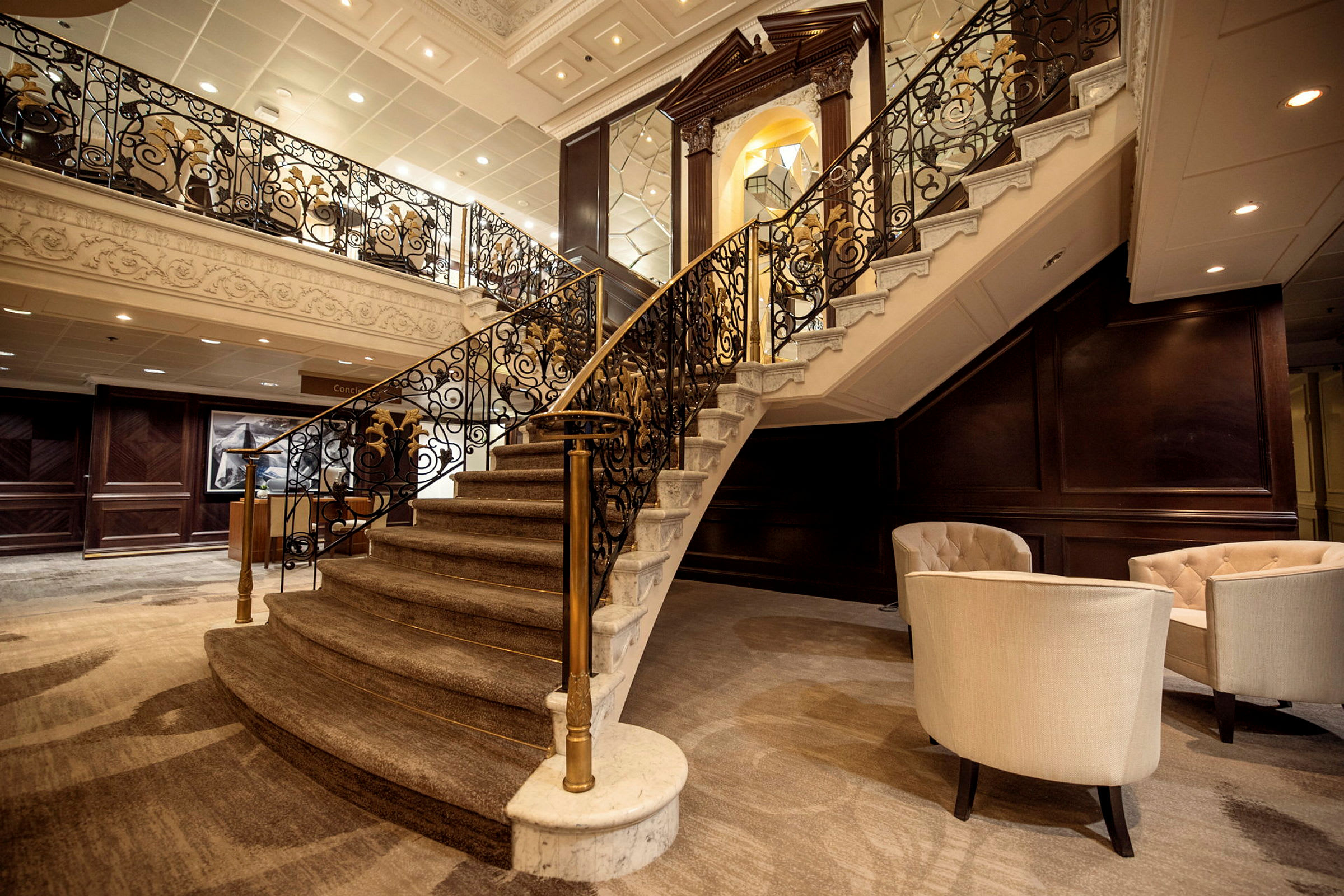 En elegant trappa med dekorerat räcke i en hotellobby. (AI-genererad text)