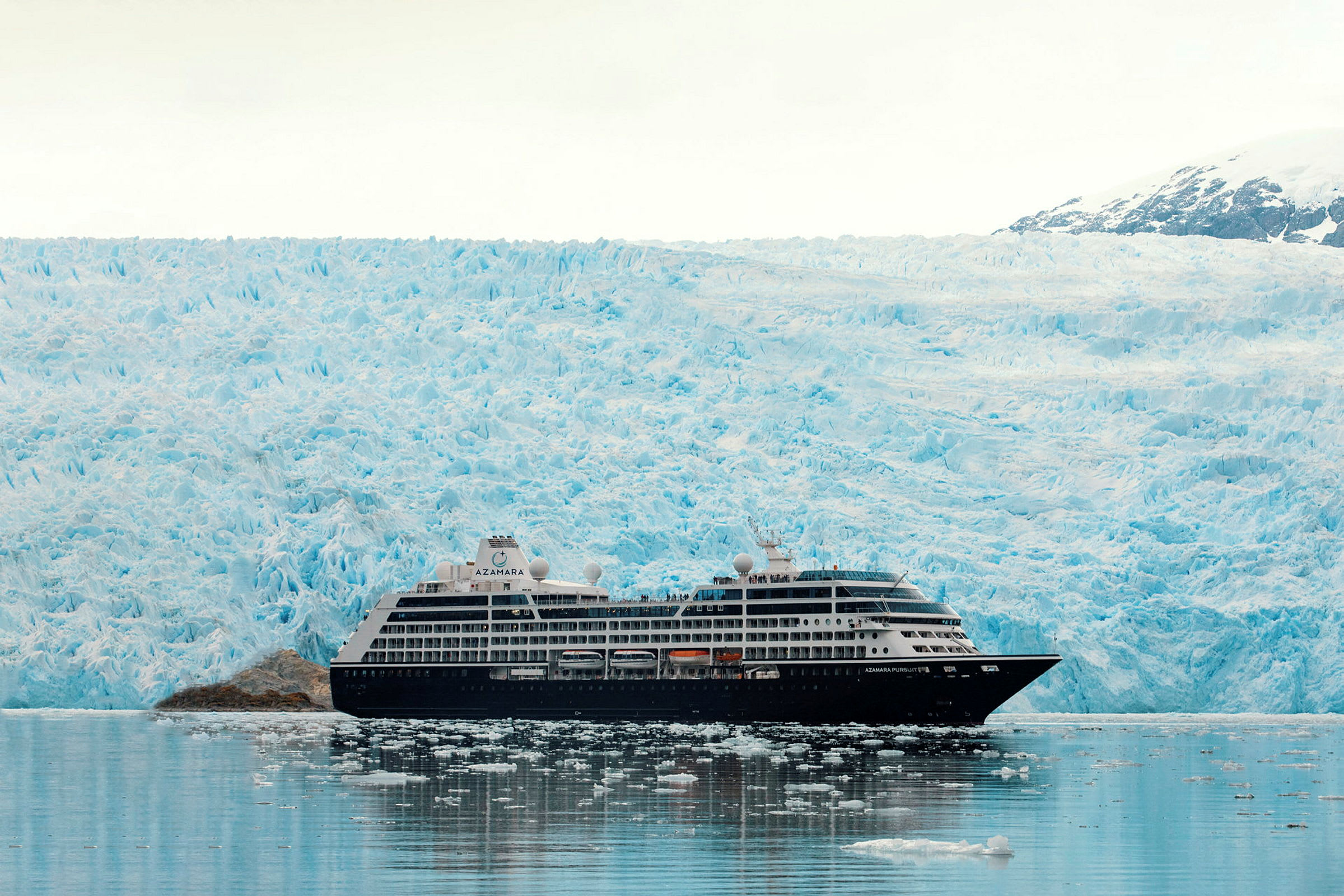 Ett kryssningsfartyg framför en stor glaciär. (AI-genererad text)