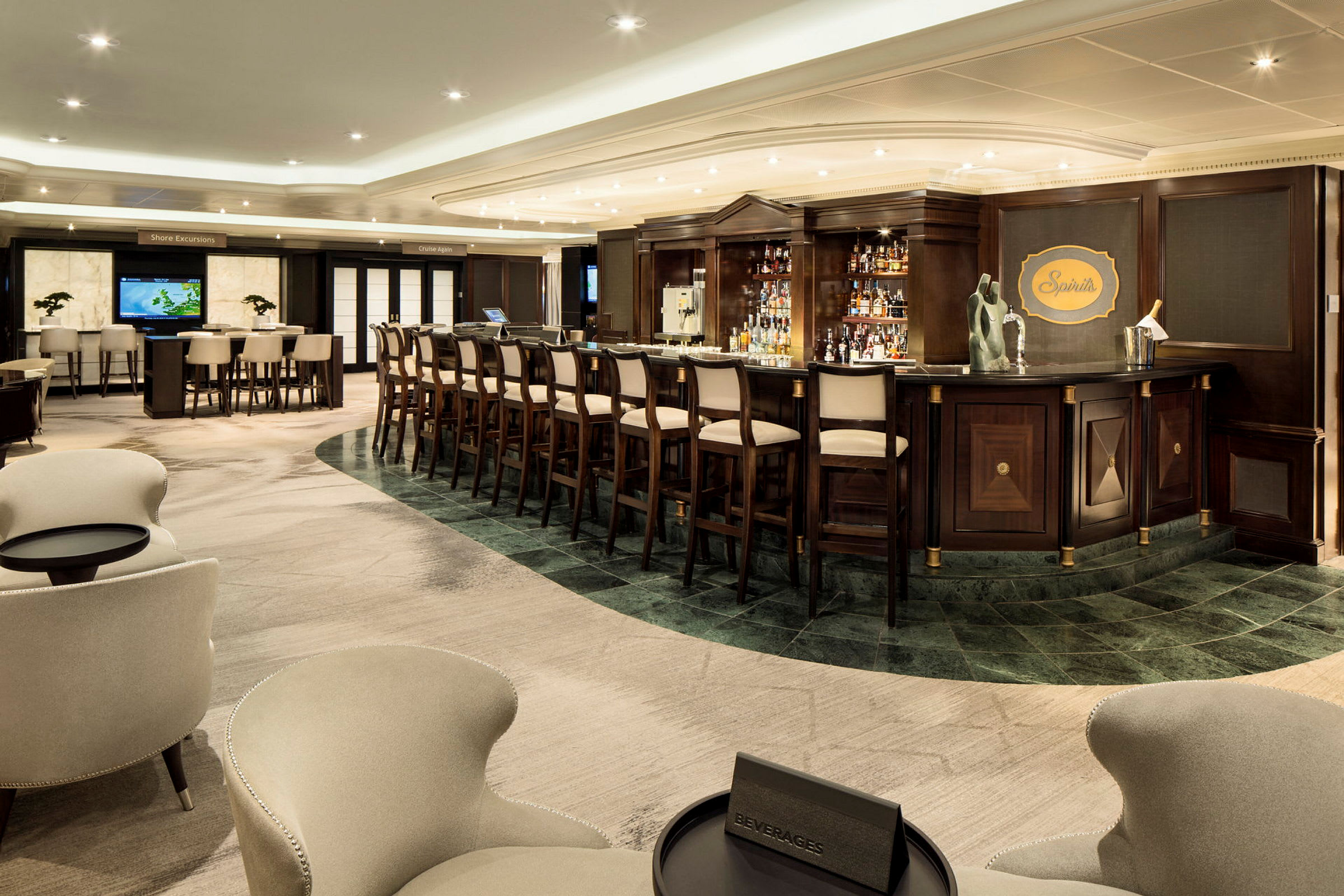 En elegant hotellbar med barstolar, ett urval av drycker på hyllorna och sittmöbler i förgrunden. (AI-genererad text)