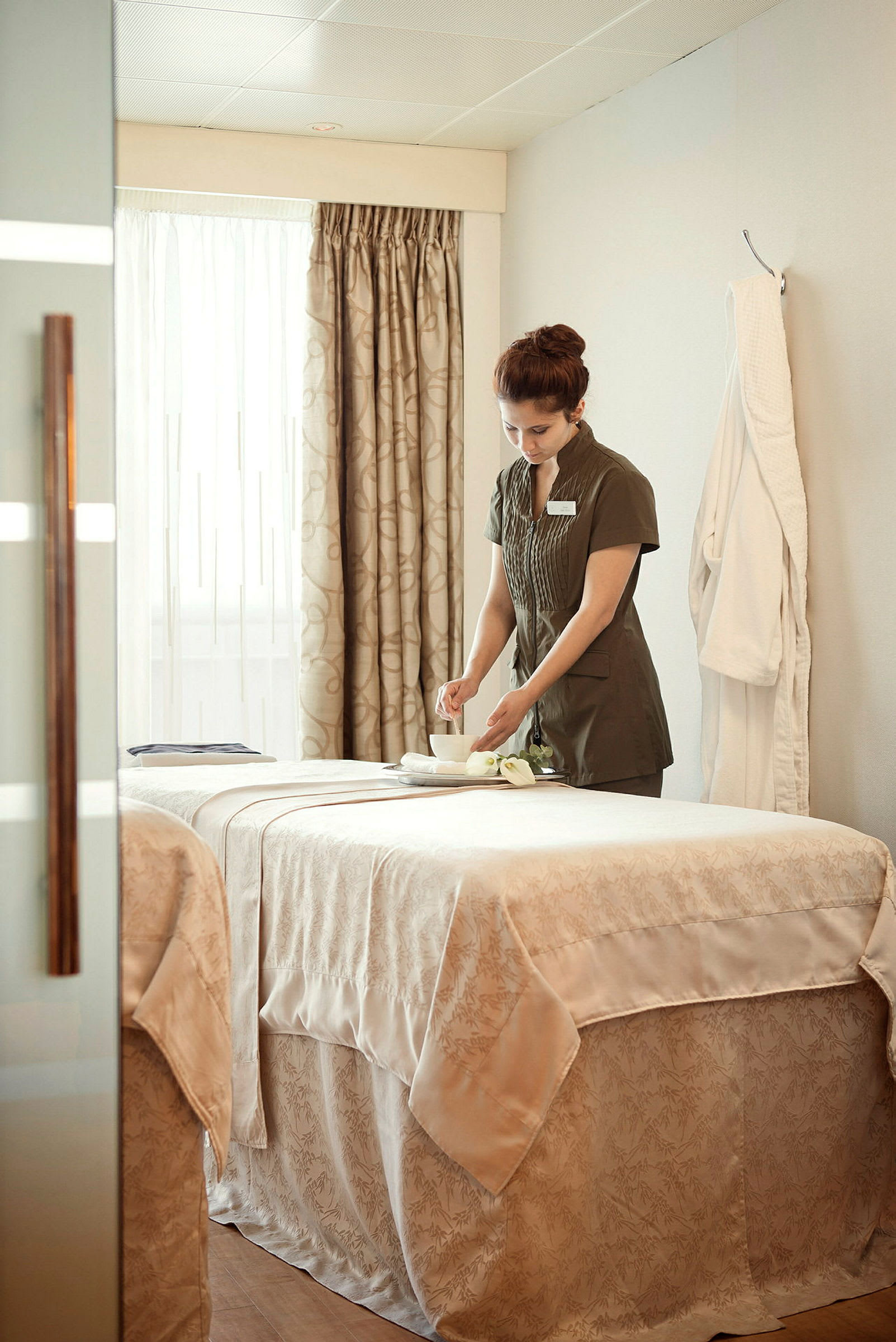 Person fixar en bricka på en massagesäng. (AI-genererad text)