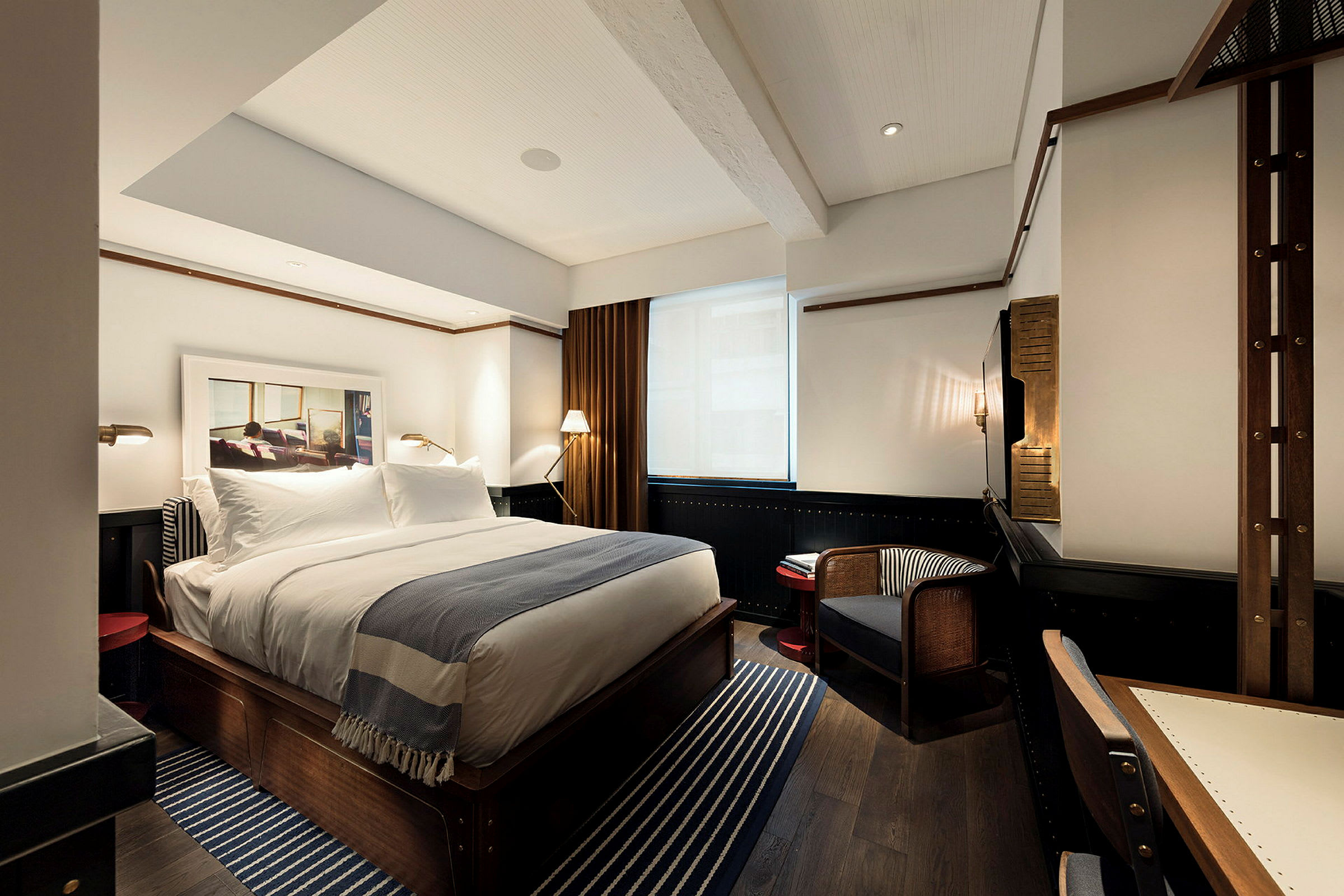 Hotellrum med modernt möblemang och stor säng. (AI-genererad text)
