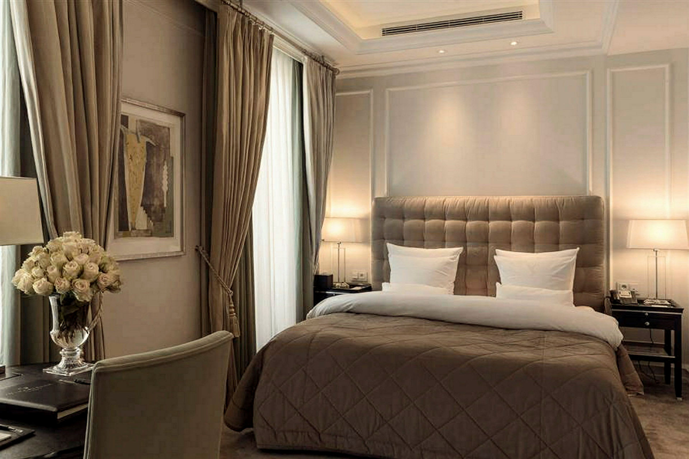 Ett elegant inrett hotellrum med en stor säng och inbjudande belysning. (AI-genererad text)