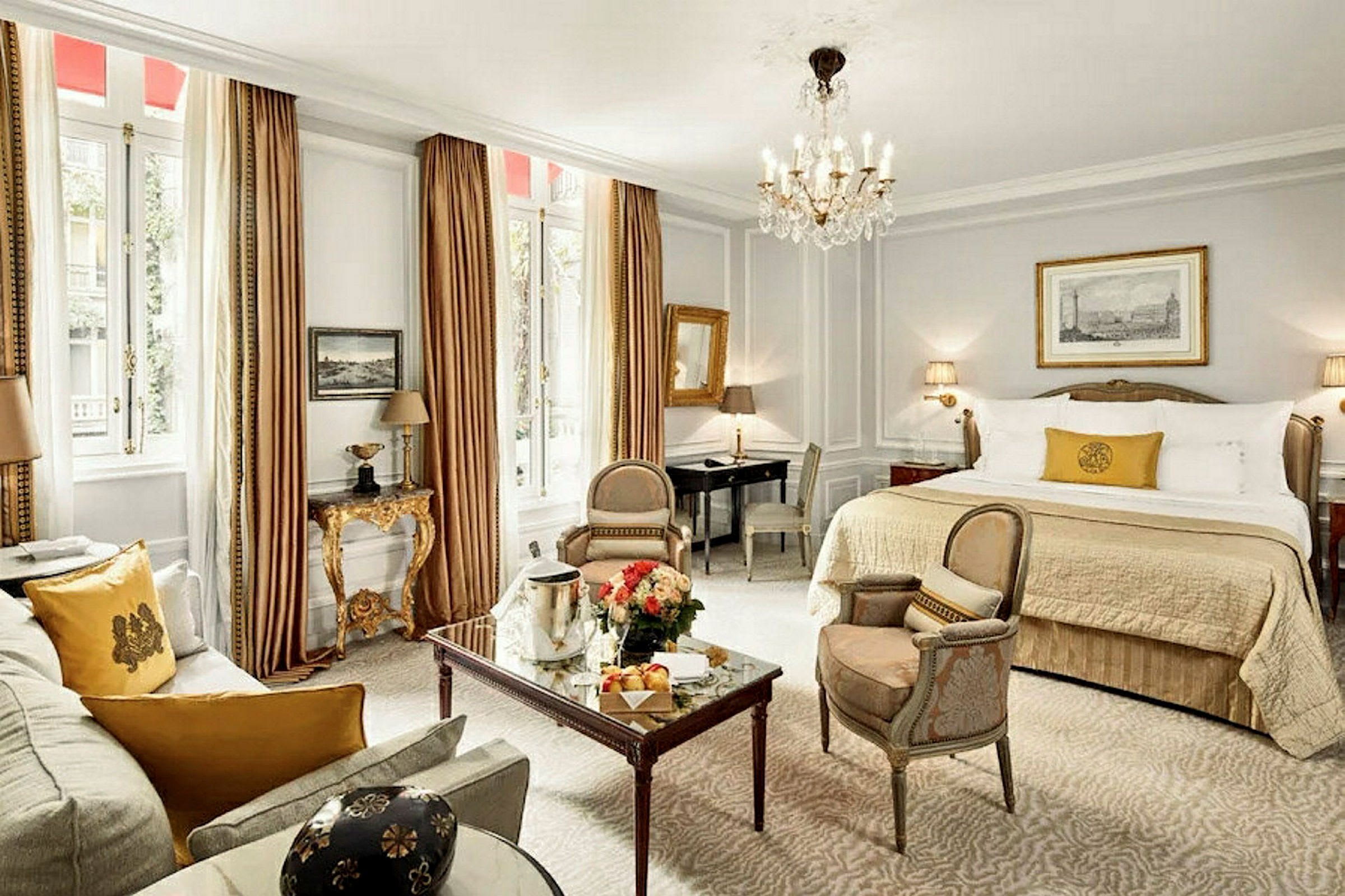 Elegant hotellrum med lyxig inredning, stor säng och sittmöbler. (AI-genererad text)
