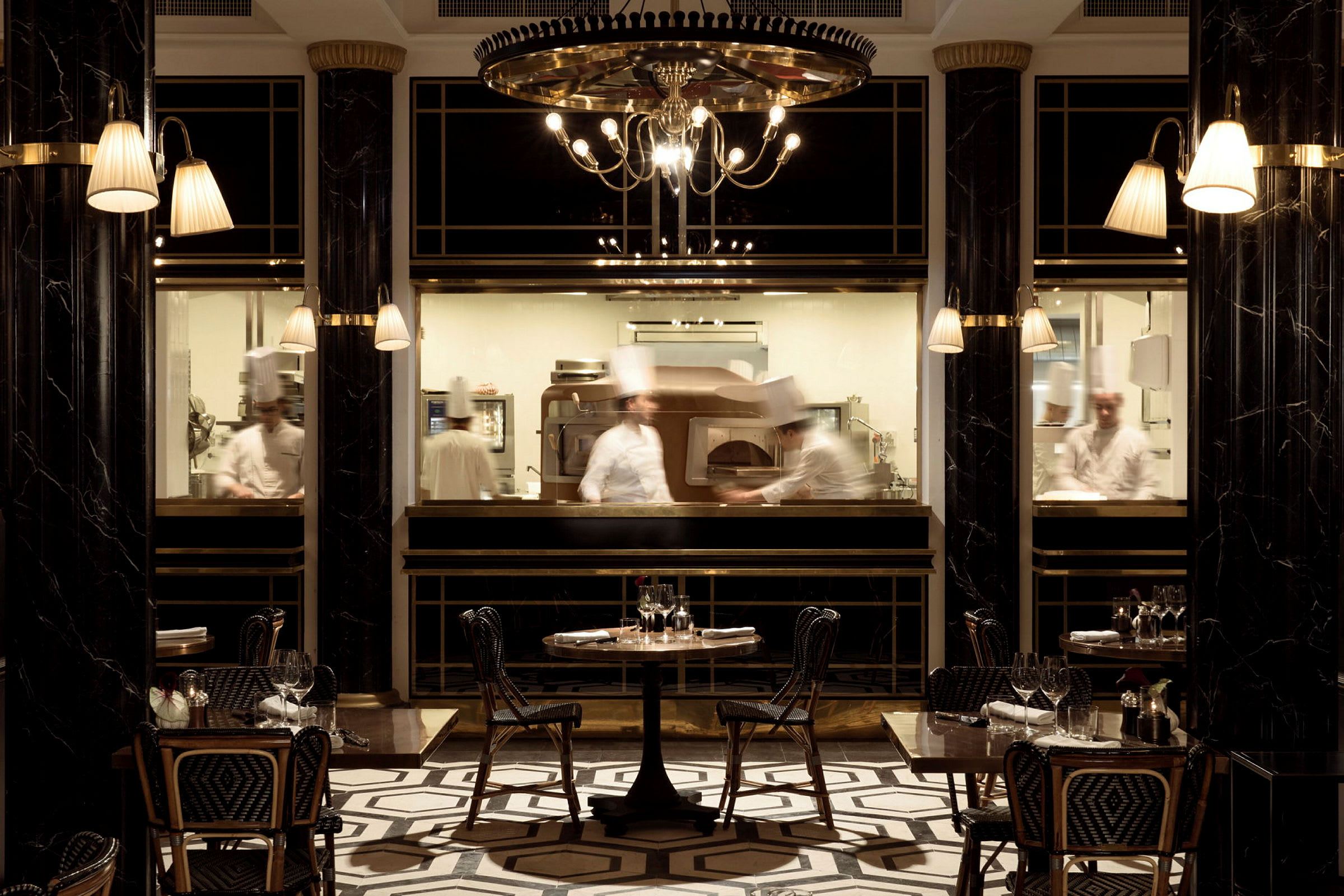 Elegant restaurang med öppet kök. (AI-genererad text)
