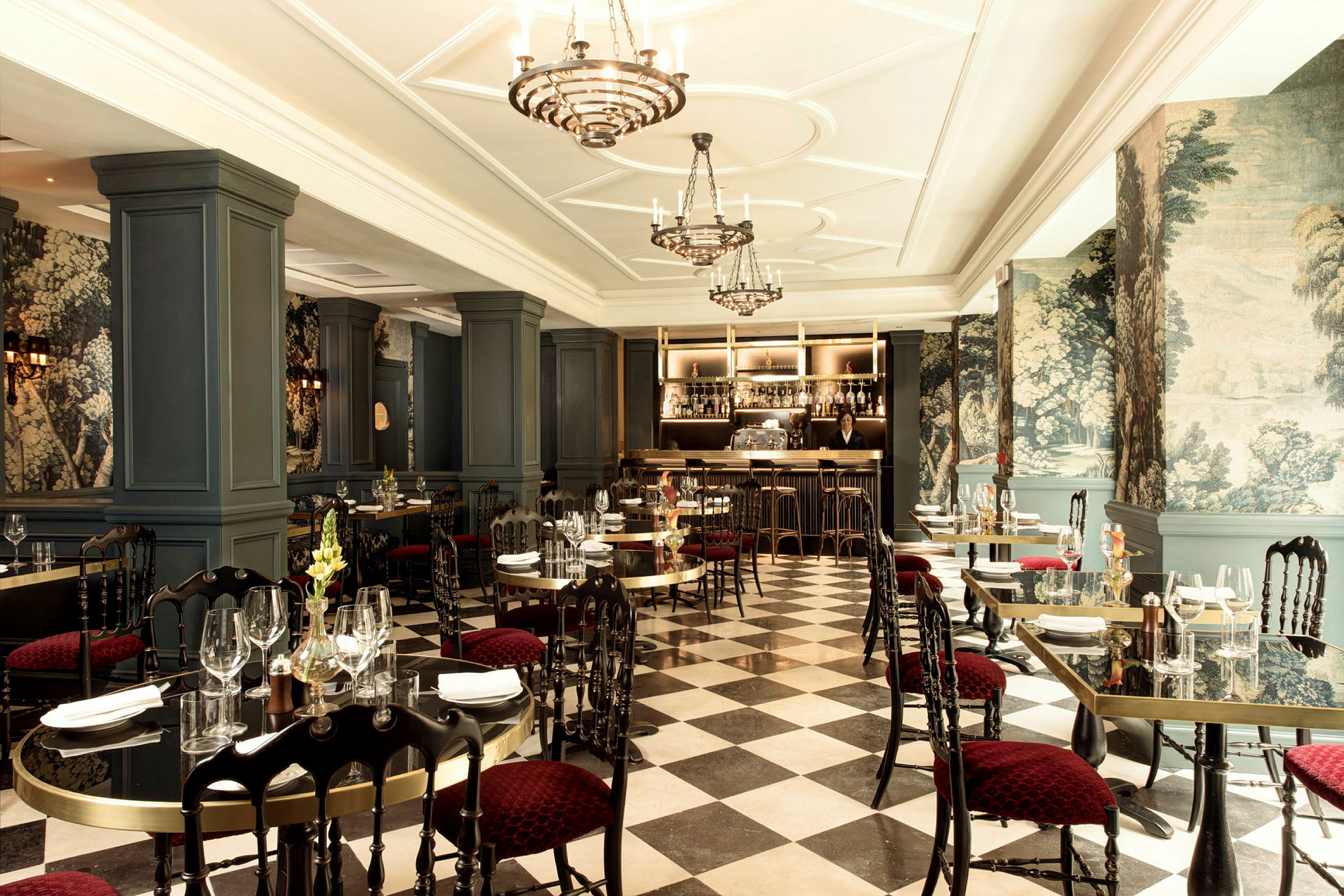 Interiör av en restaurang med eleganta möbler, schackrutigt golv och dekorativa väggmålningar. (AI-genererad text)
