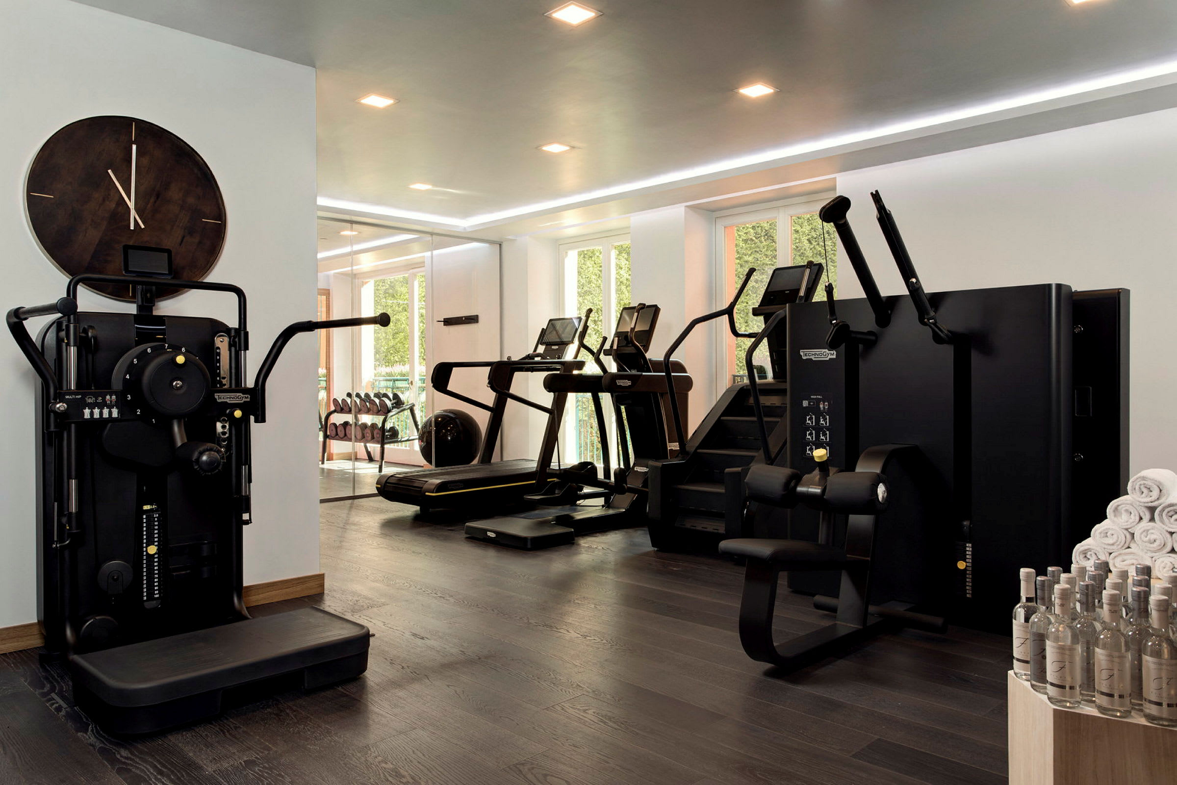 Ett gym med träningsmaskiner, löpband och vikter. (AI-genererad text)