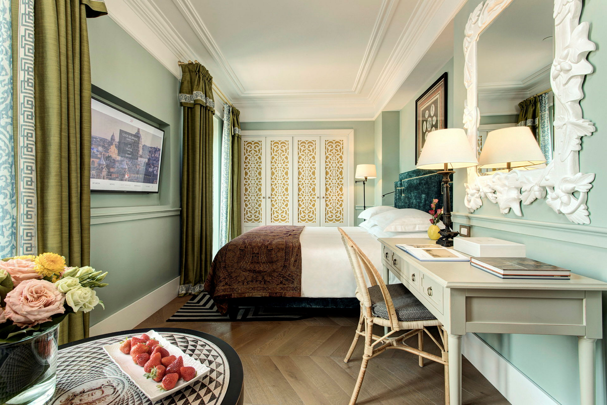Ett elegant hotellrum med en dubbelsäng, skrivbord, dekorationer och fönster med gröna gardiner. (AI-genererad text)