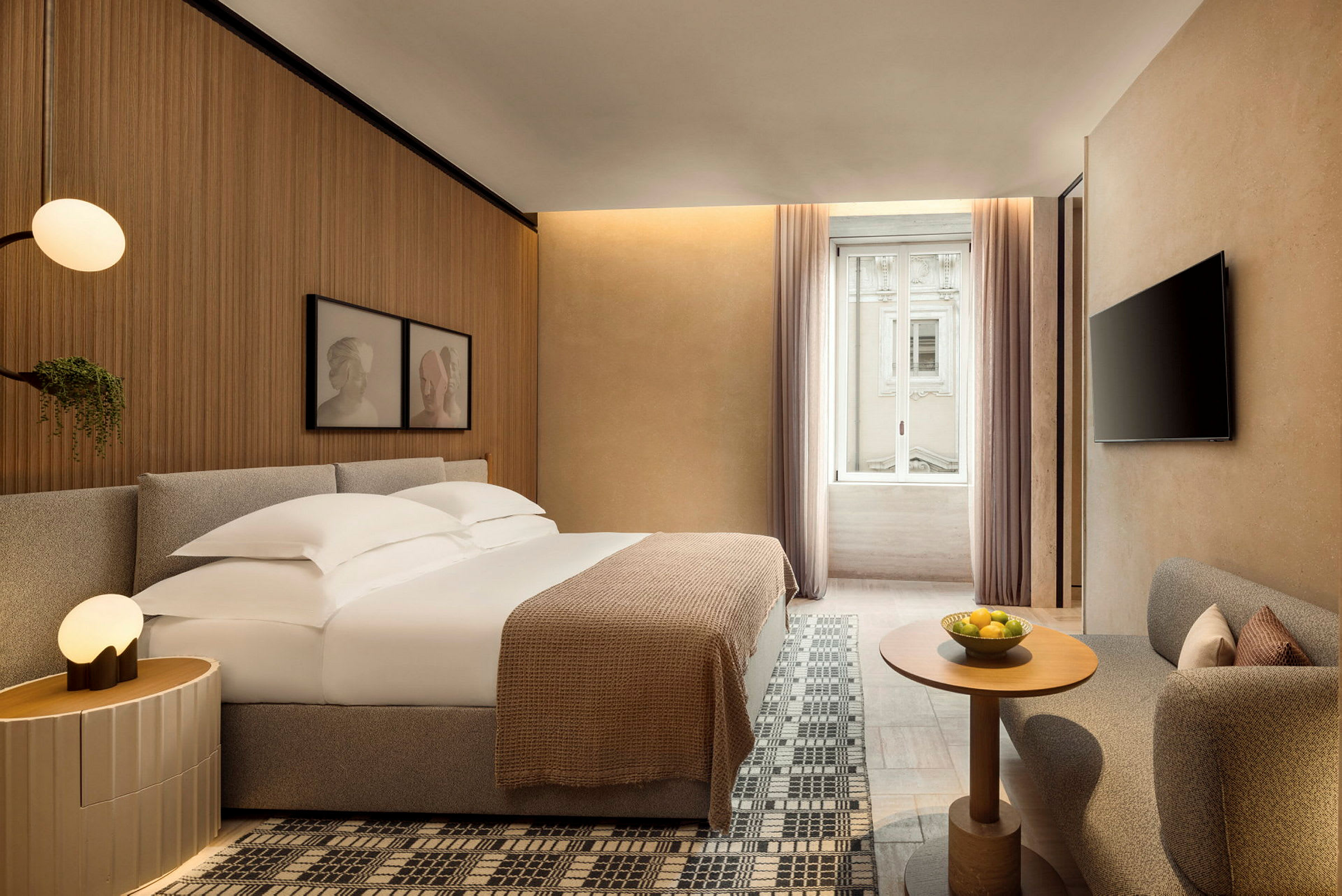 Ett modernt hotellrum med en stor säng, en sittgrupp och ett fönster. (AI-genererad text)