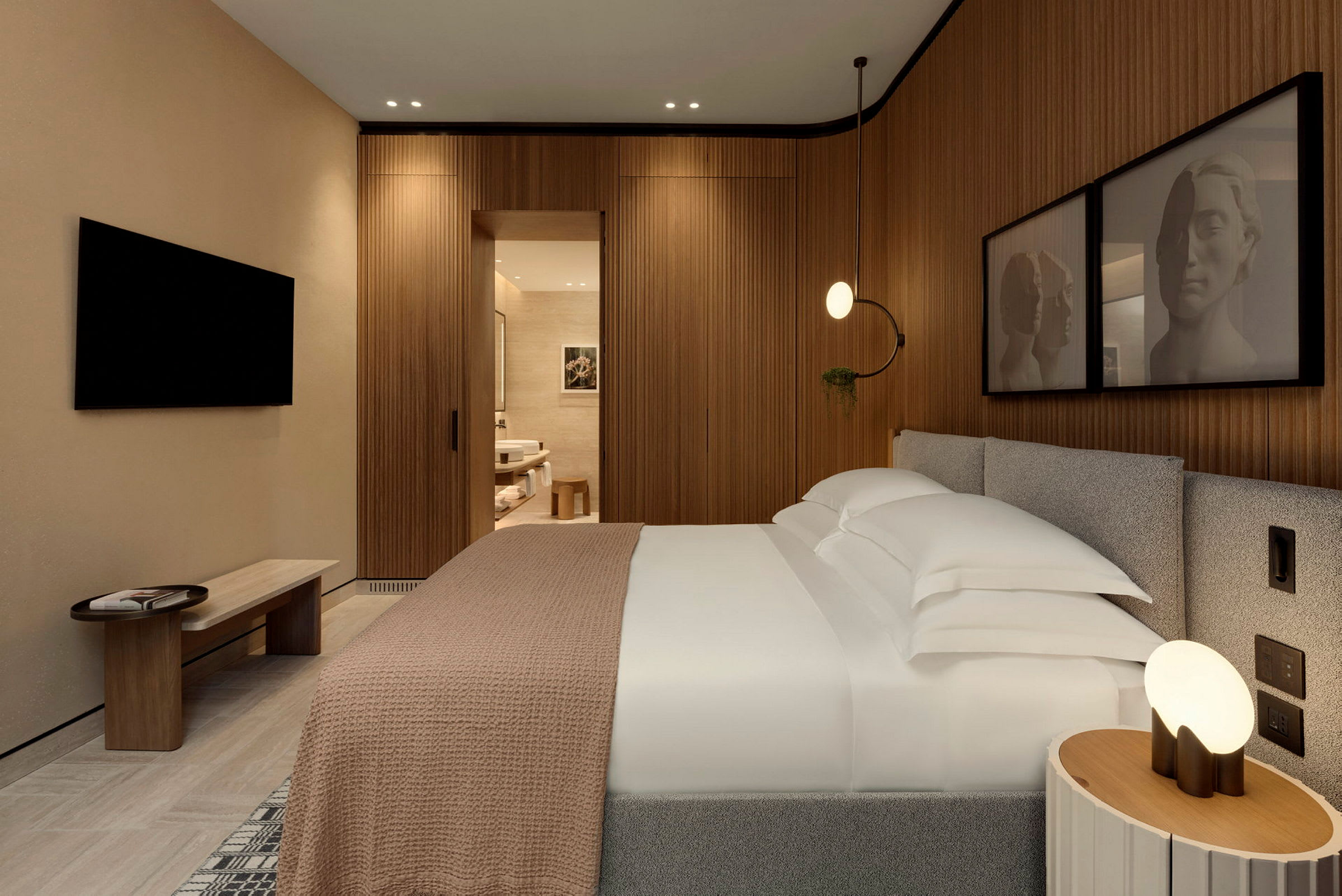 Ett modernt hotellrum med stora sängar och träpanelväggar. (AI-genererad text)