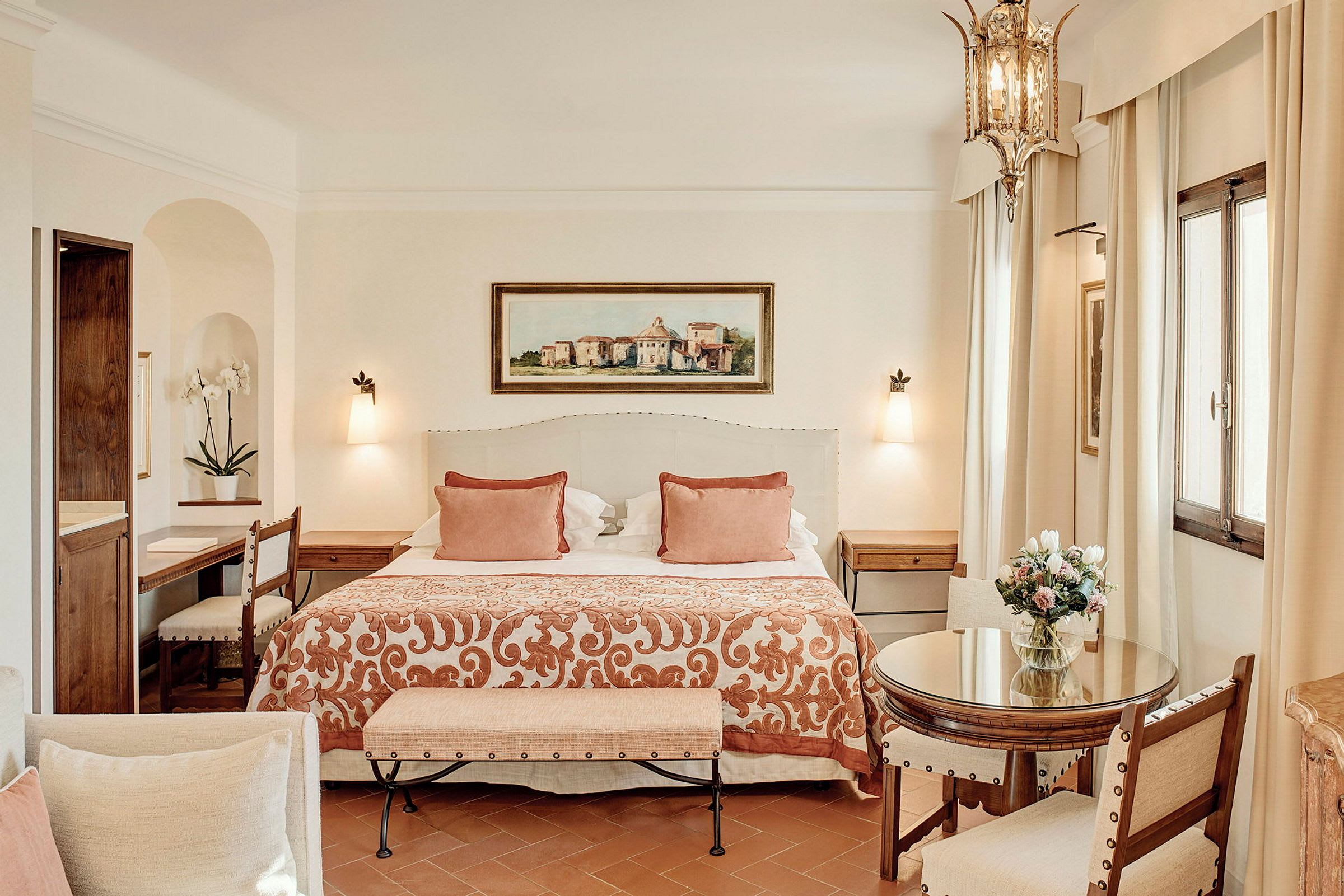 Elegant hotellrum med dubbelsäng, sittgrupp och stilrena detaljer. (AI-genererad text)