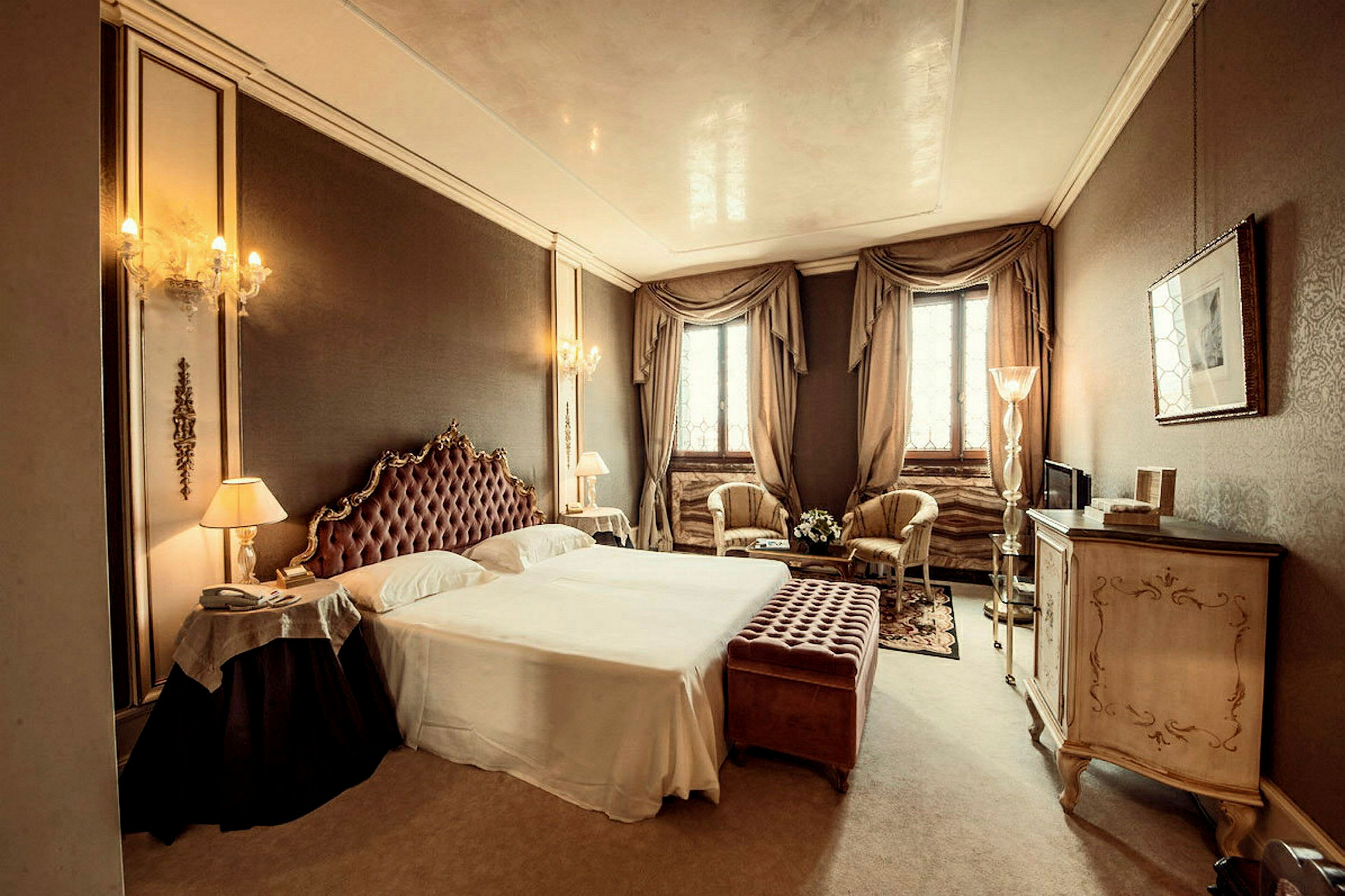 Ett elegant hotellrum med en dubbelsäng och lyxig inredning. (AI-genererad text)