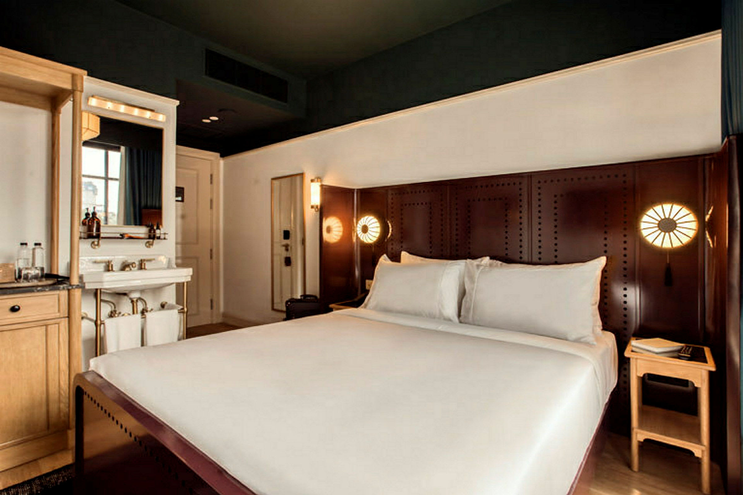 Ett hotellrum med en stor säng och stilfull inredning. (AI-genererad text)