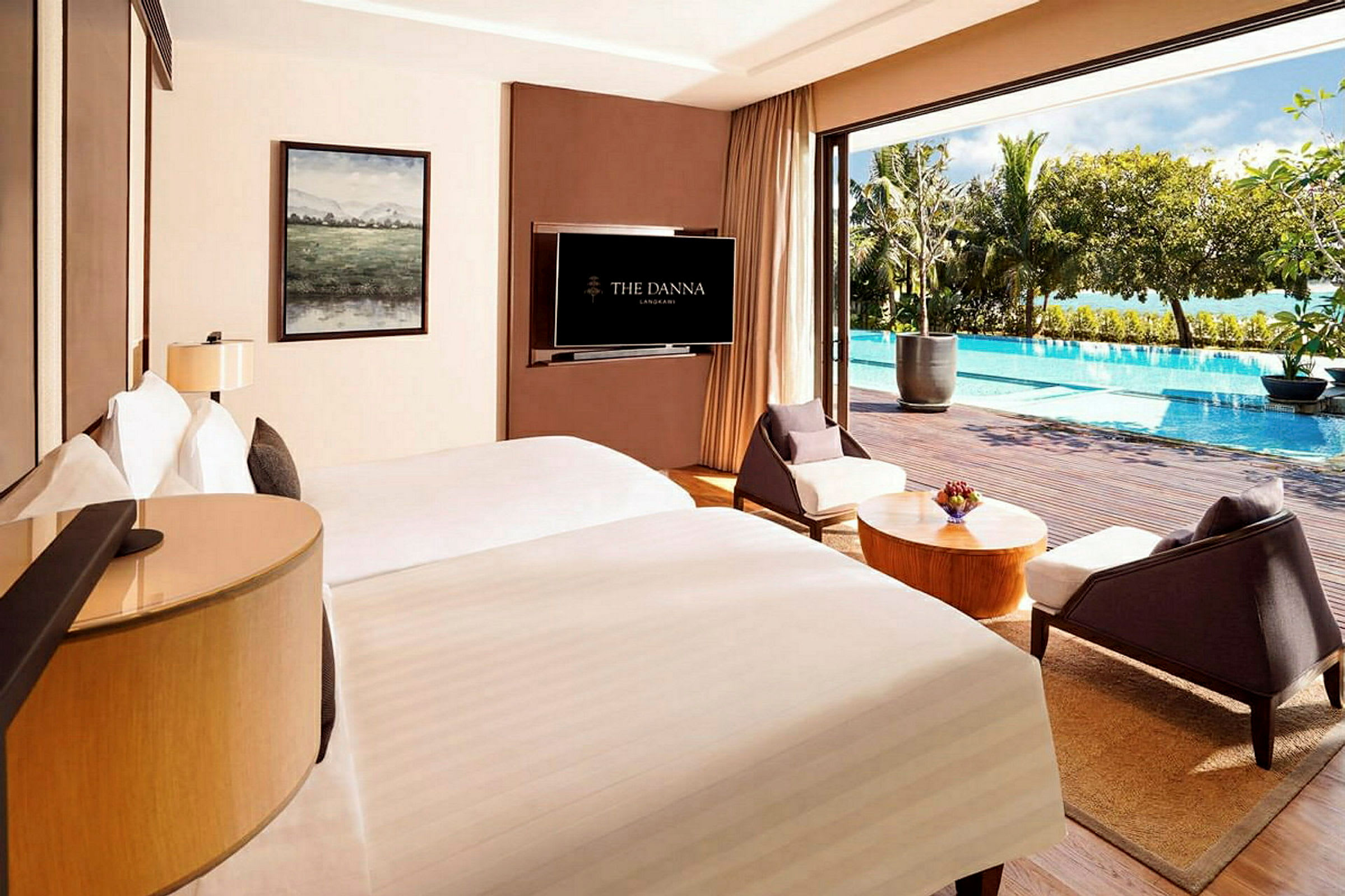 Hotellrum med två sängar, en sittgrupp och utsikt mot poolen och trädgården. (AI-genererad text)