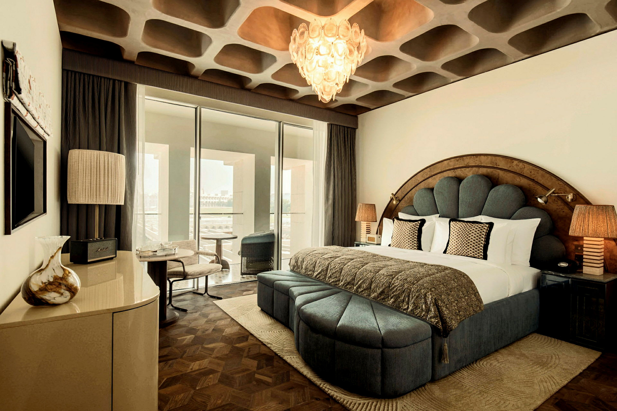Bild av ett elegant hotellrum med säng, dekorativa möbler och stora fönster. (AI-genererad text)