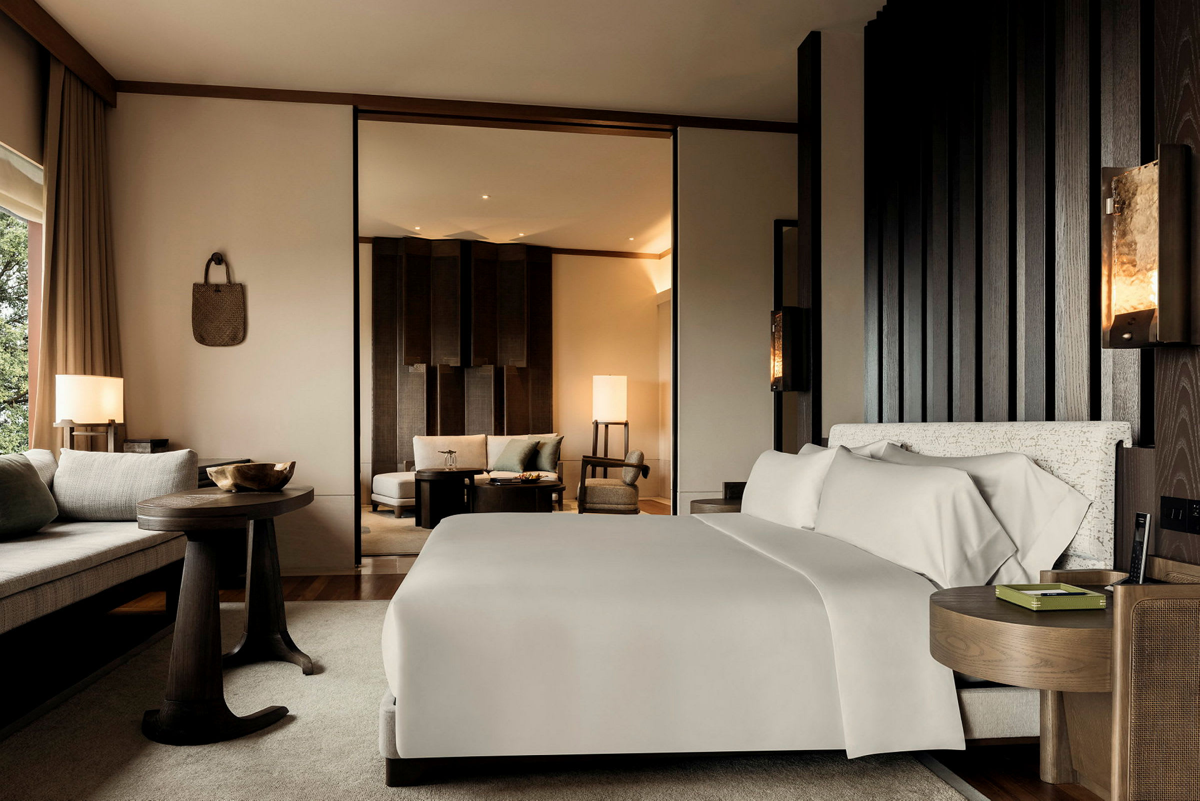 Ett modernt hotellrum med en dubbelsäng, sittområde och stor spegel. (AI-genererad text)
