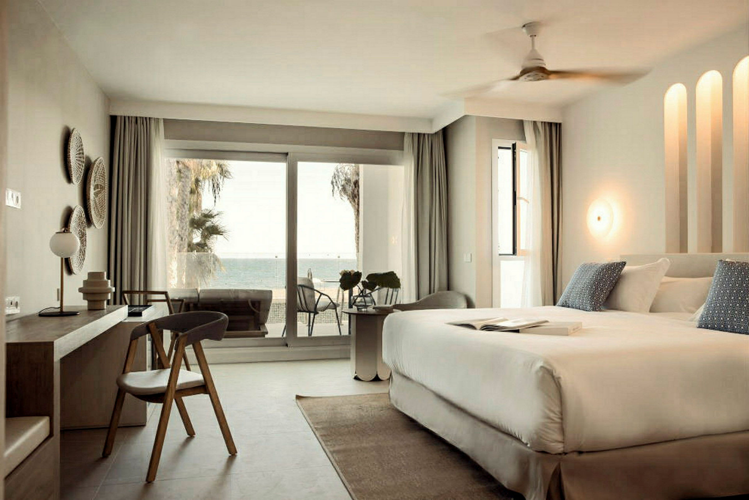 Hotellrum med modern inredning och havsutsikt. (AI-genererad text)