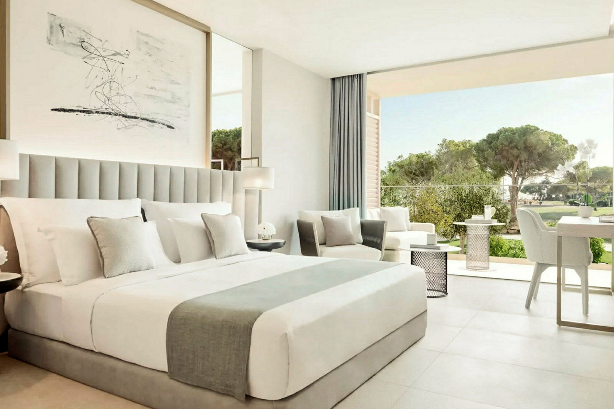 Modernt hotellrum med en stor säng, sittgrupp och balkong med utsikt mot naturen. (AI-genererad text)