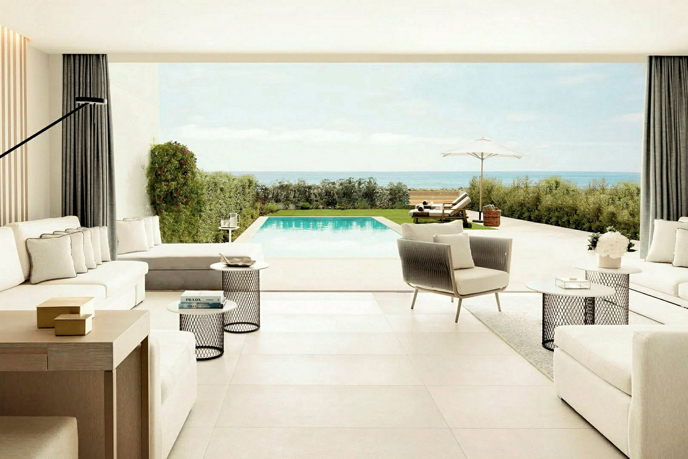 Utsikt från en modern, ljus inomhusmiljö med soffor och bord, mot en terrass med pool och utsikt över havet. (AI-genererad text)