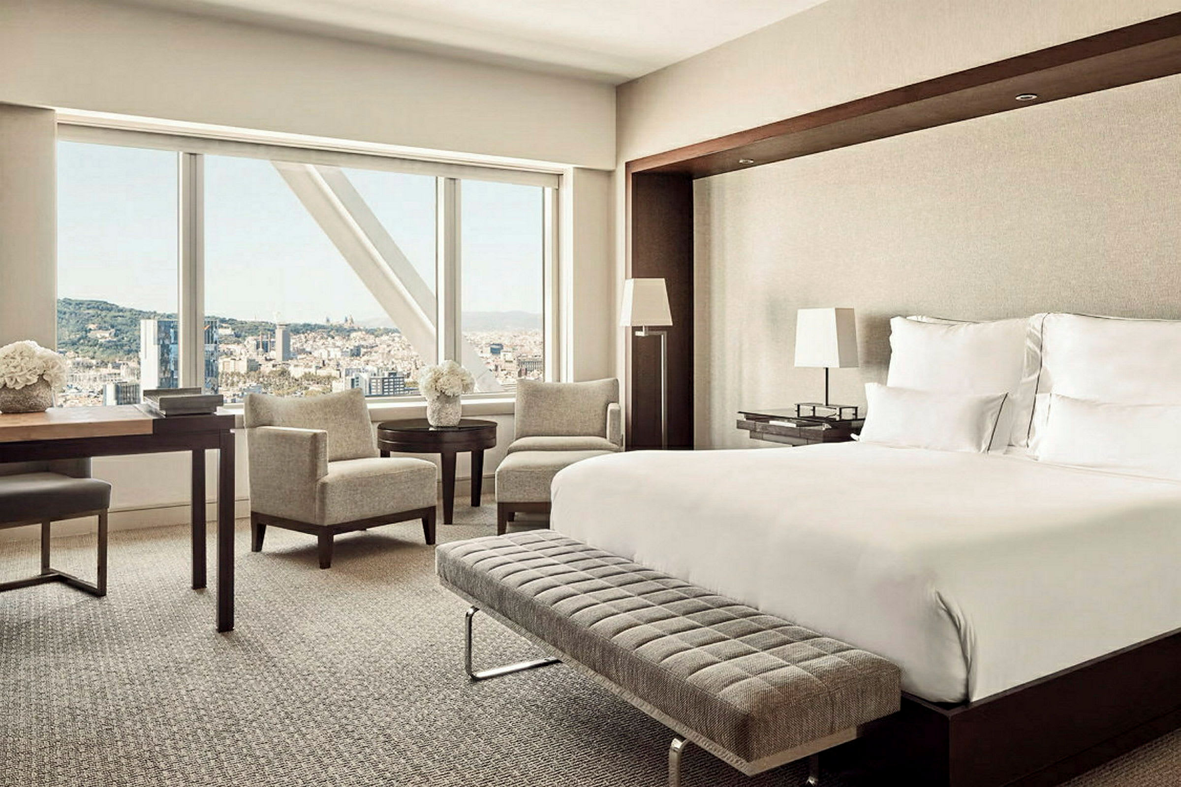 Modernt hotellrum med stora fönster och utsikt över staden. (AI-genererad text)