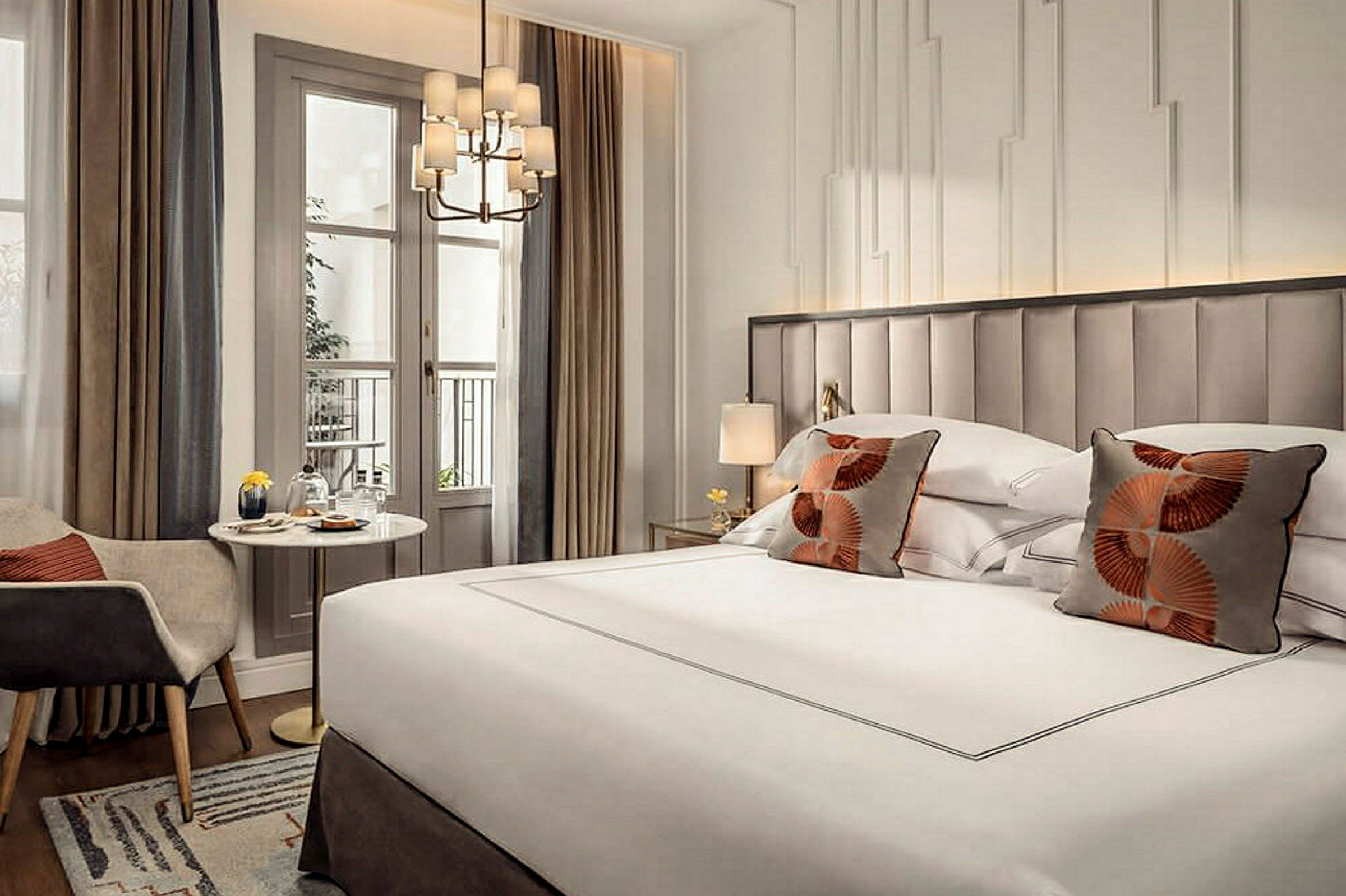 Ett elegant hotellrum med en dubbelsäng, dekorativa kuddar, och en sittplats vid sidan. (AI-genererad text)