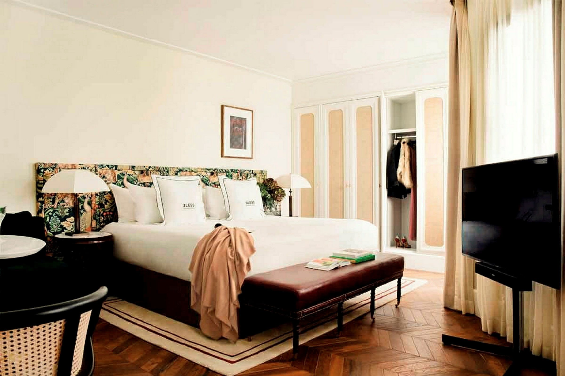 Ett hotellrum med en säng, TV, sittplats och garderober. (AI-genererad text)