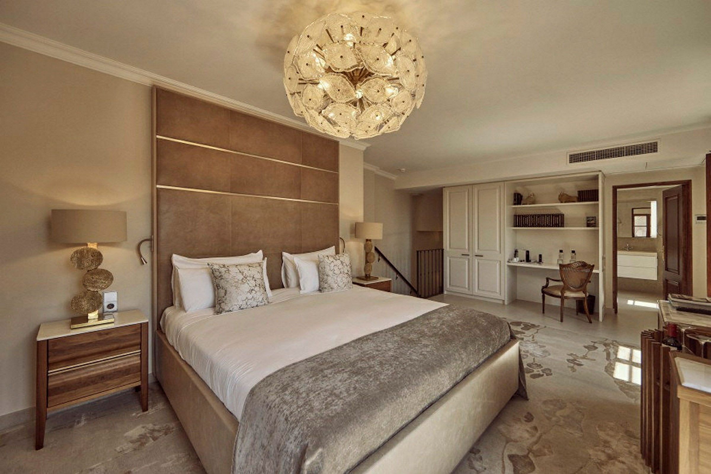 Elegant hotellrum med dubbelsäng och modern inredning. (AI-genererad text)