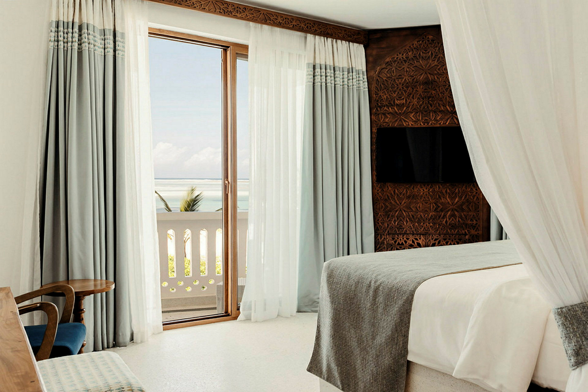Hotellrum med stilfull inredning och havsutsikt. (AI-genererad text)