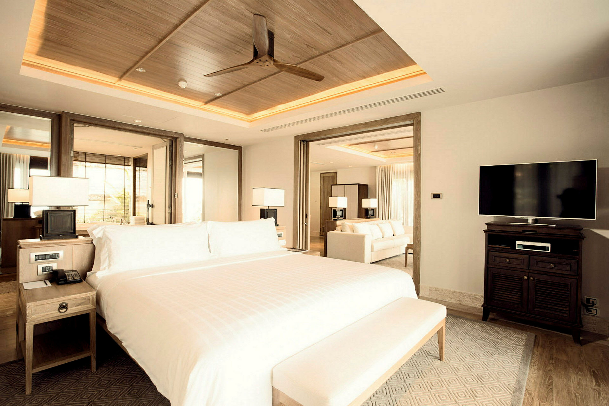 Hotellrum med en stor säng, sittgrupp och modern inredning. (AI-genererad text)