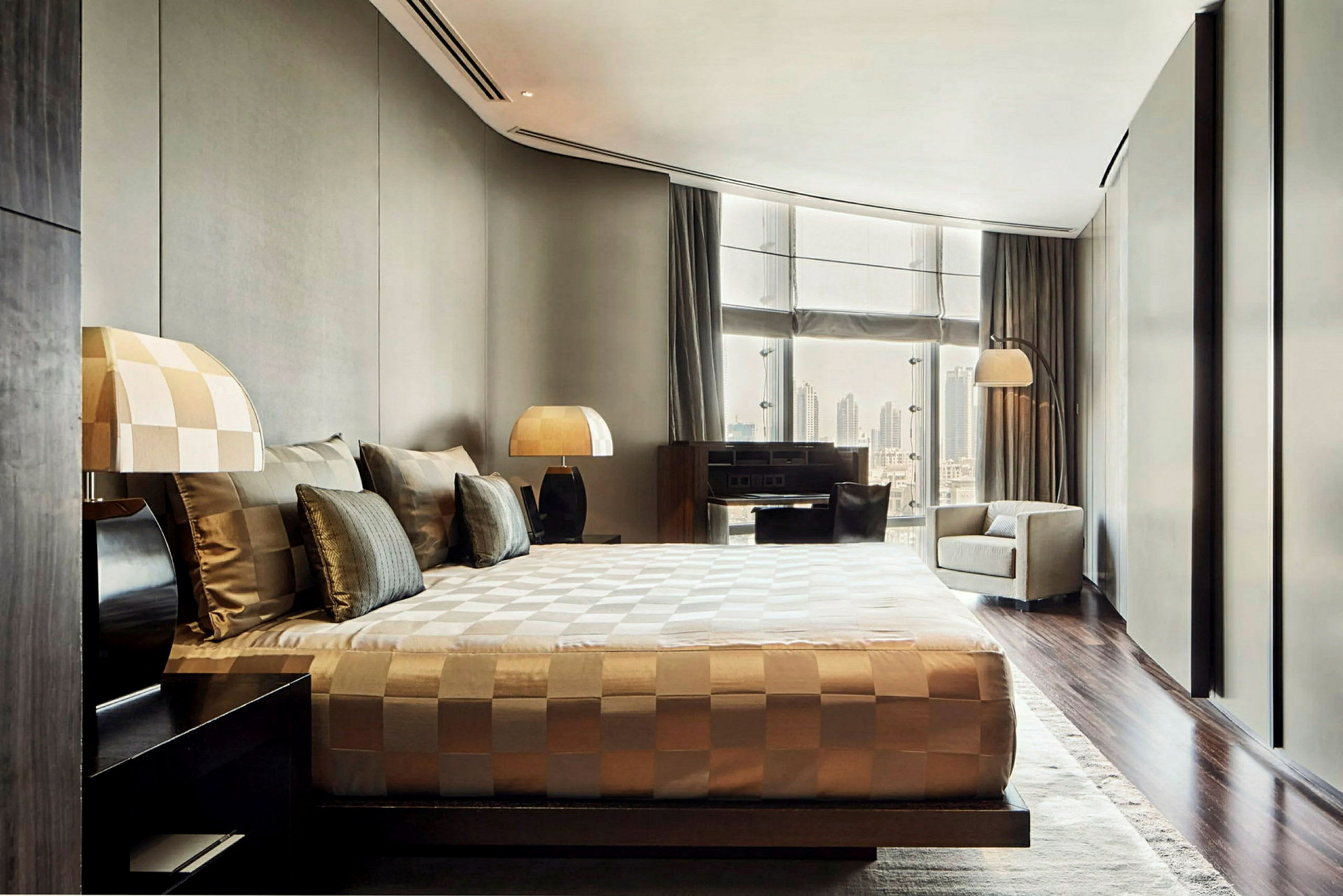 Hotellrum med en stor säng, fönster och elegant inredning. (AI-genererad text)