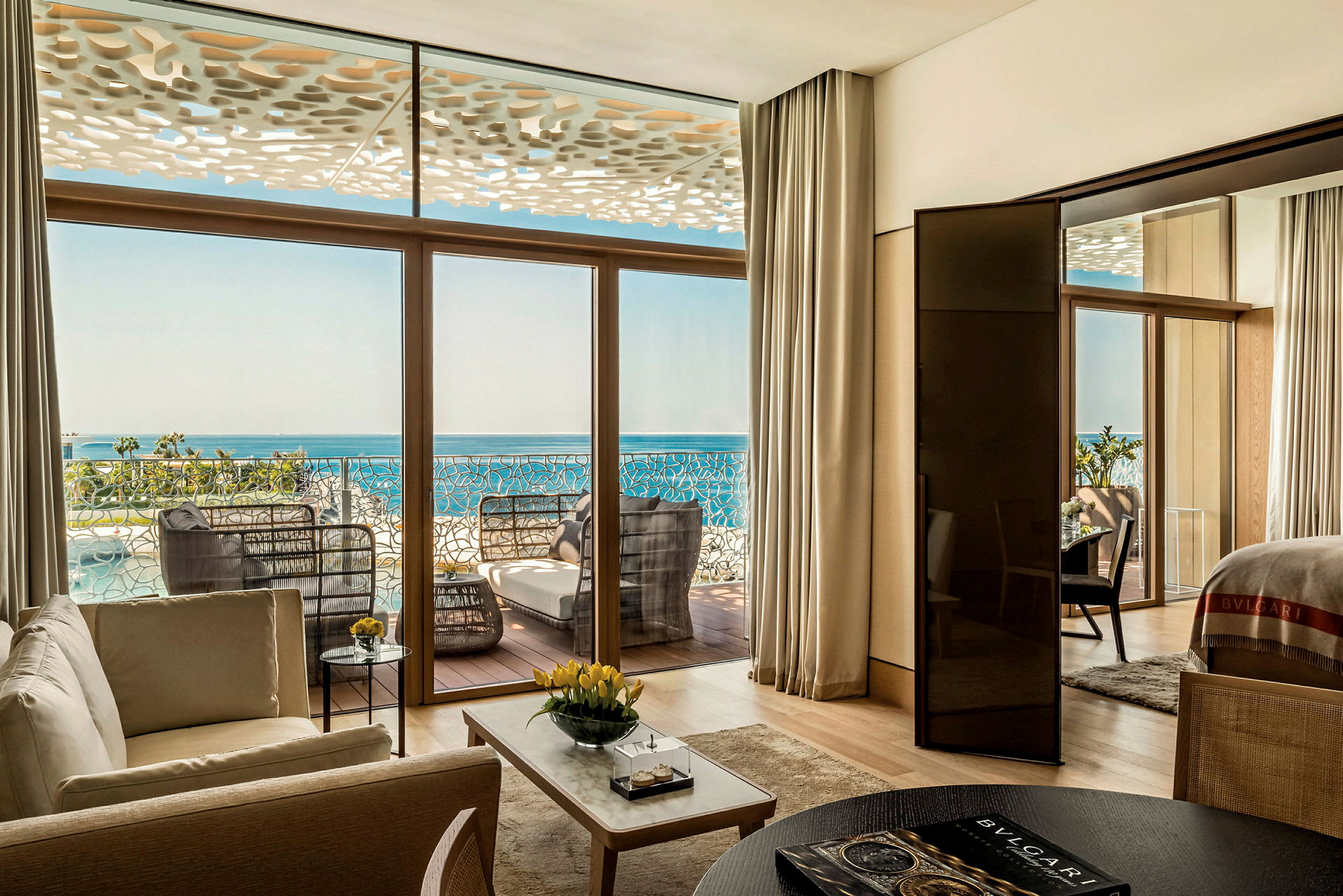 En modern hotellsvit med utsikt över havet. (AI-genererad text)