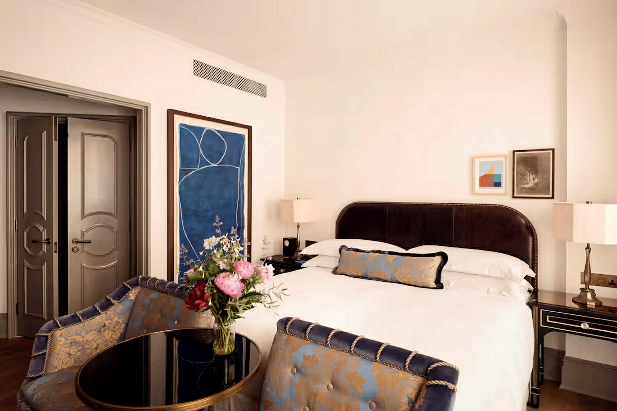 Ett elegant hotellrum med dubbelsäng och stilfull inredning. (AI-genererad text)