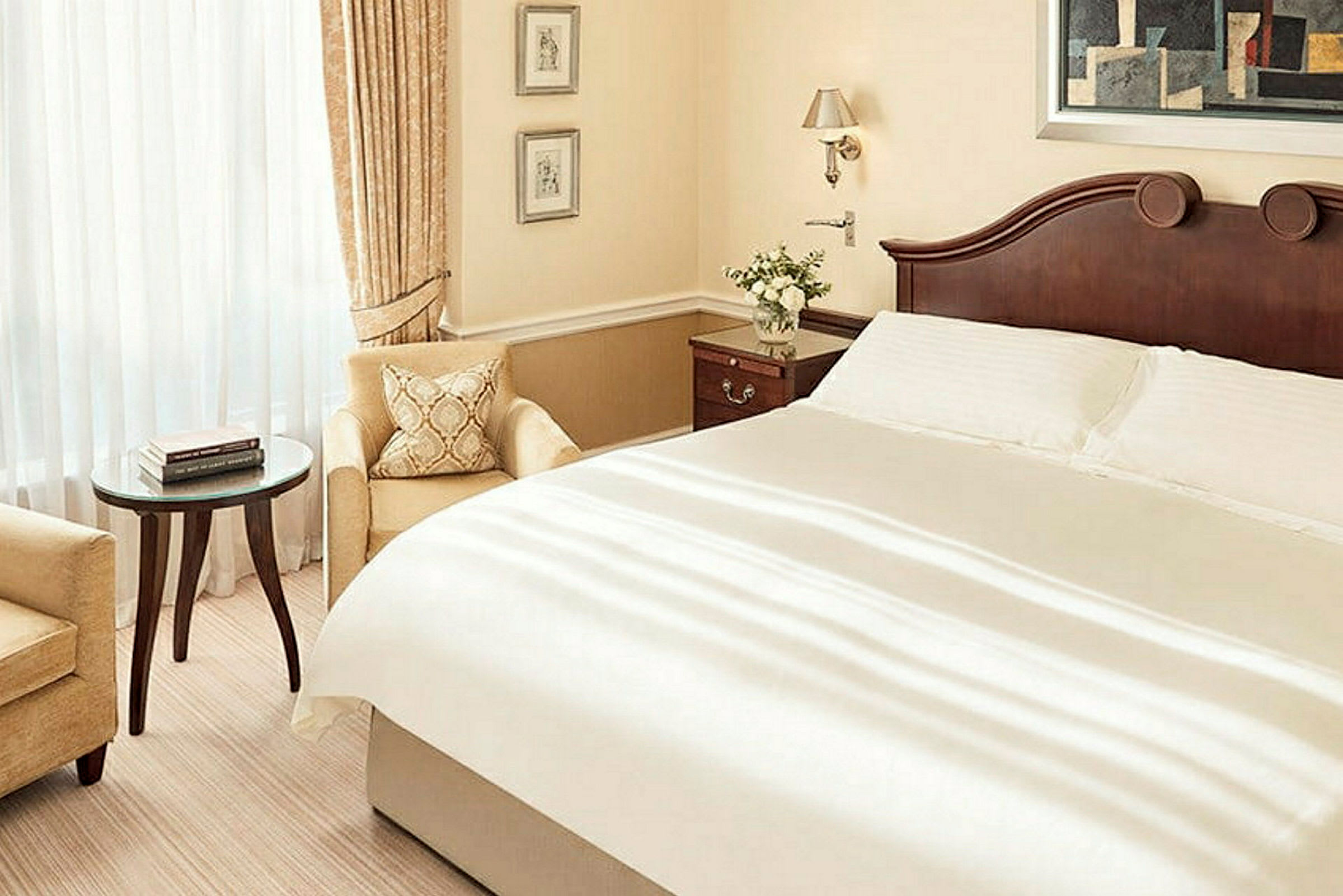 Ett hotellrum med en stor säng och en sittgrupp. (AI-genererad text)
