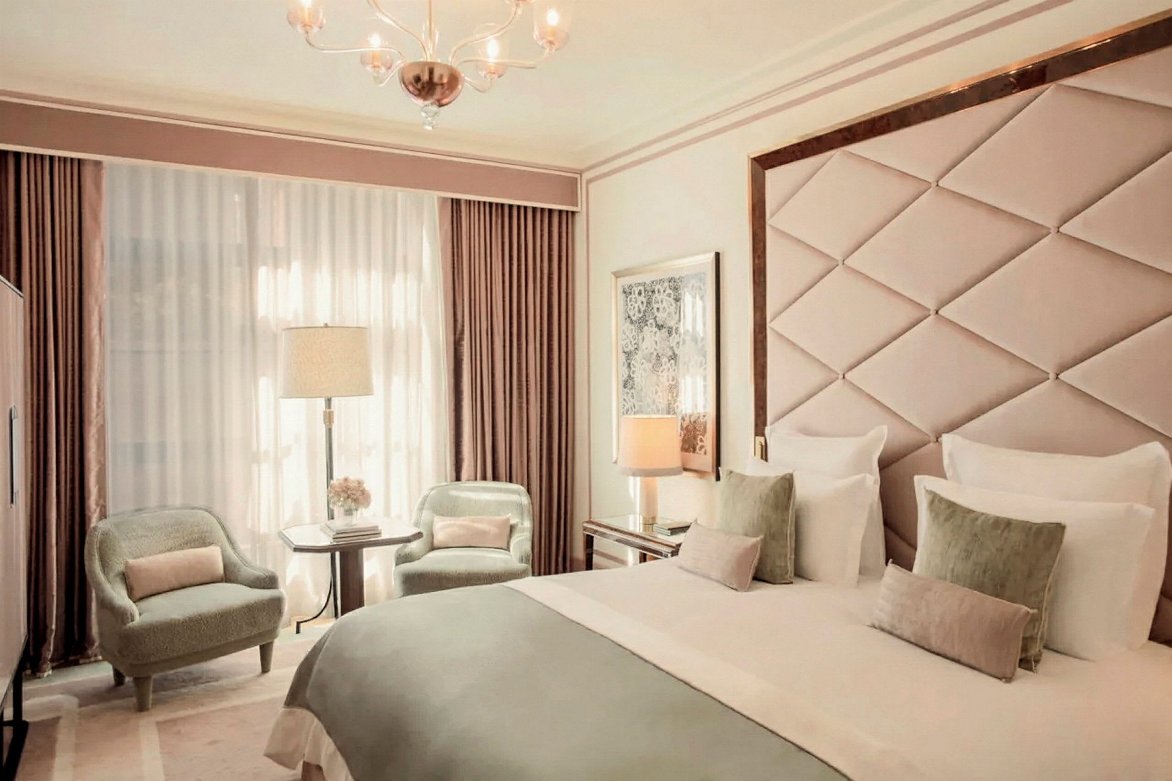 Elegant hotellrum med dubbelsäng, sittgrupp och dekorativa detaljer. (AI-genererad text)