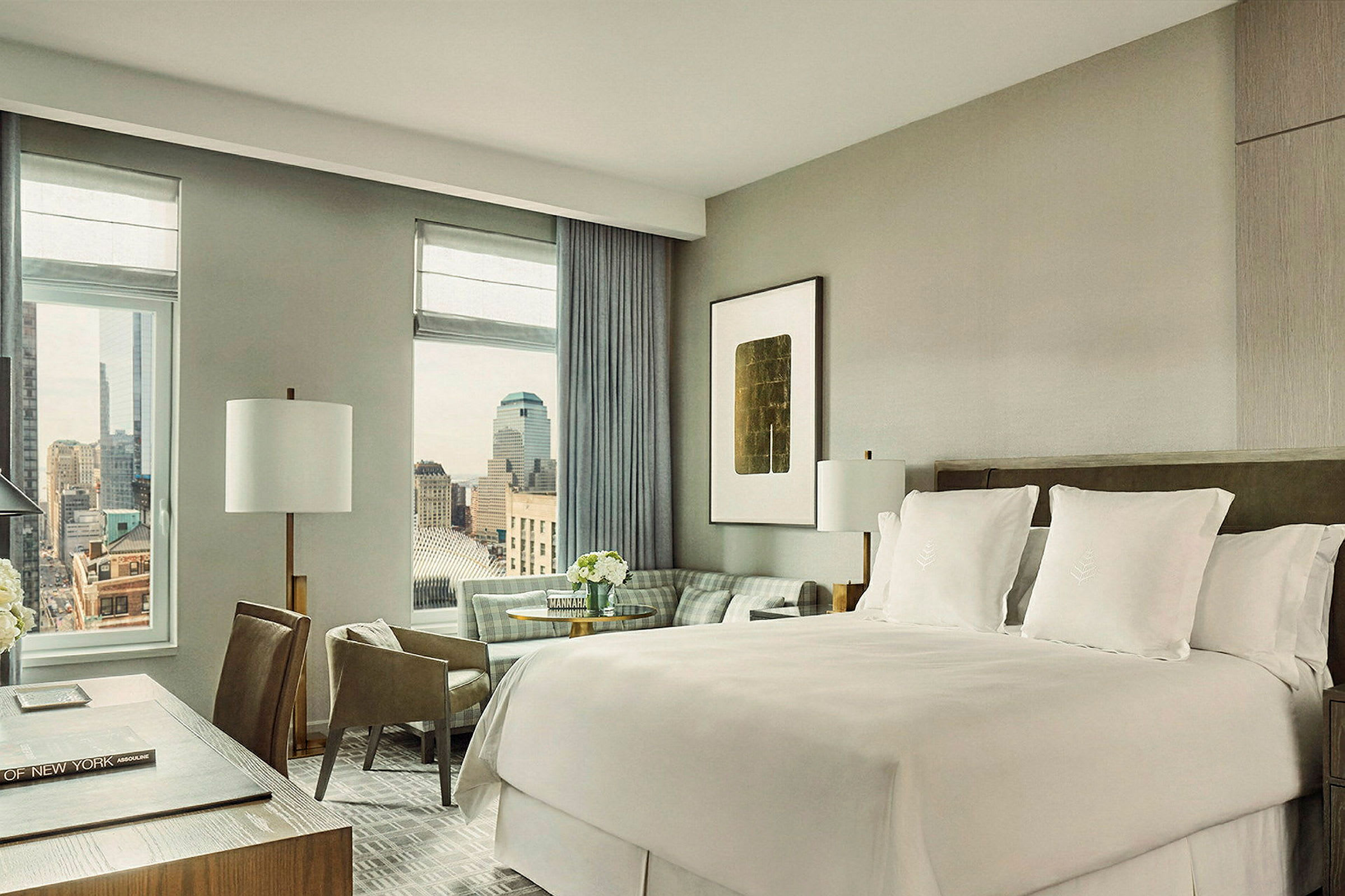 Hotellrum med dubbelsäng och utsikt över stadssilhuetten genom fönstren. (AI-genererad text)